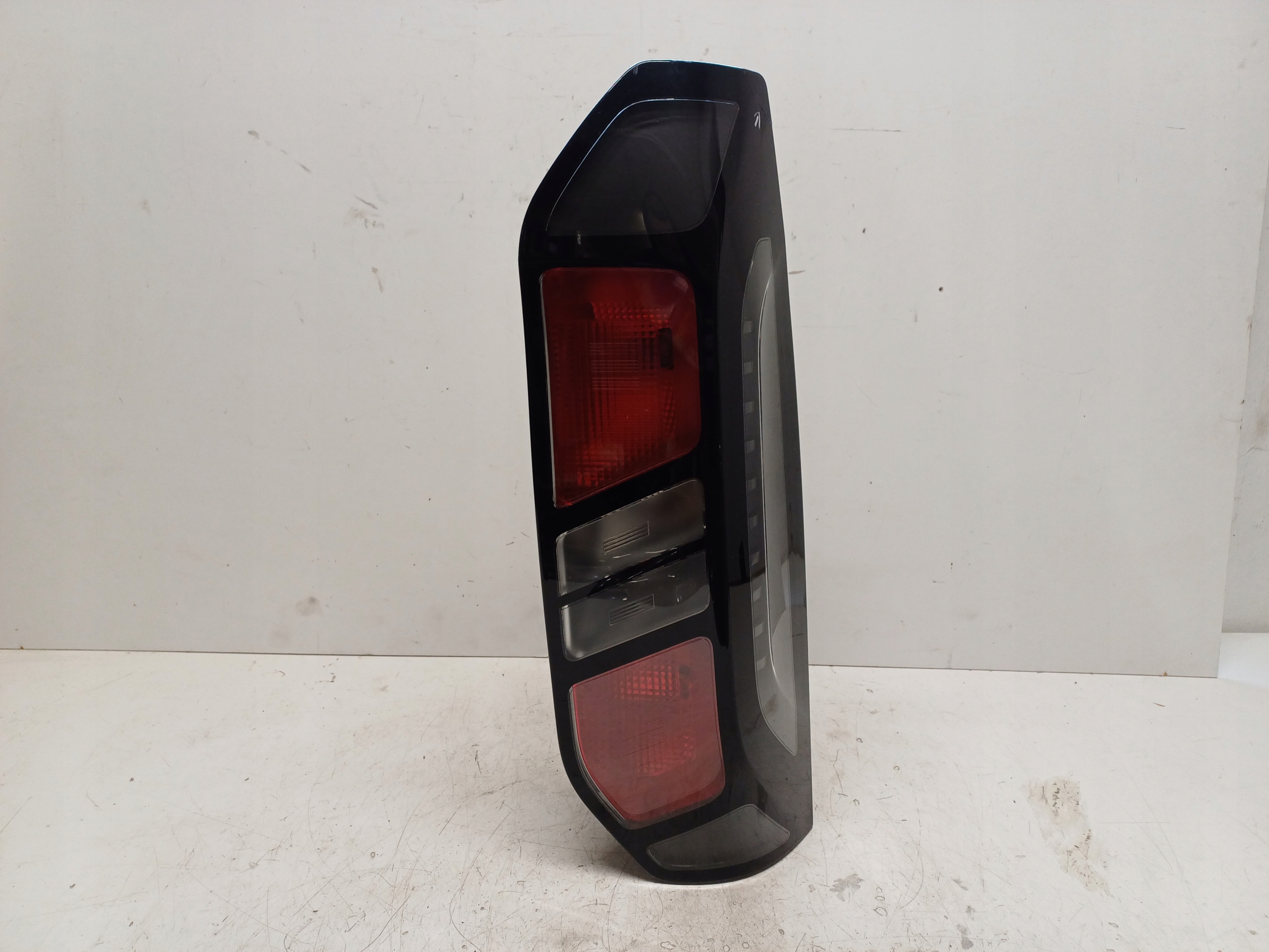 FORD TRANSIT CUSTOM 23- LAMPA PRAWA TYŁ PZ31-13404-AD