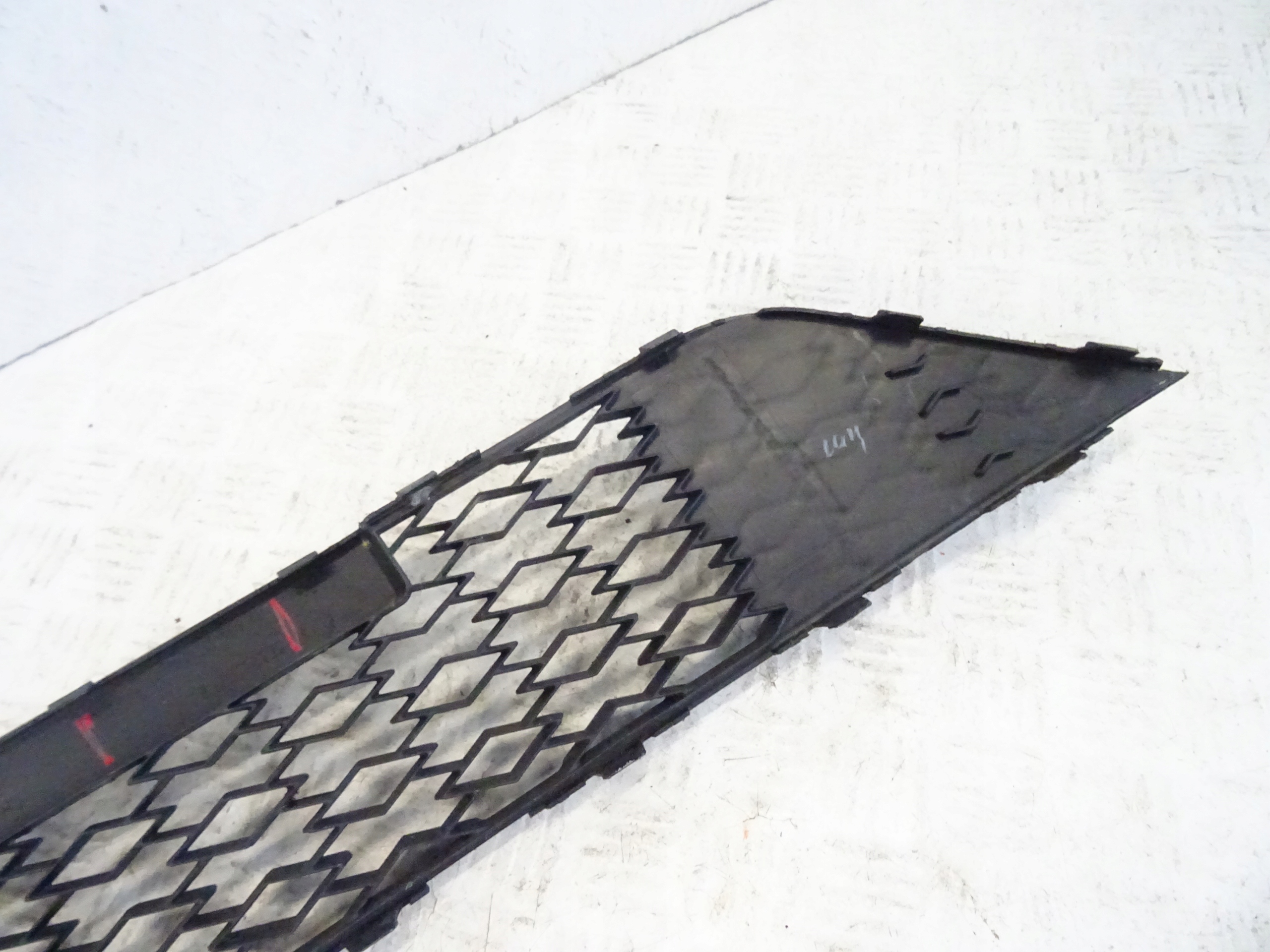 grid of a bumper front front central SKODA OCTAVIA IV RS 5E3853677B