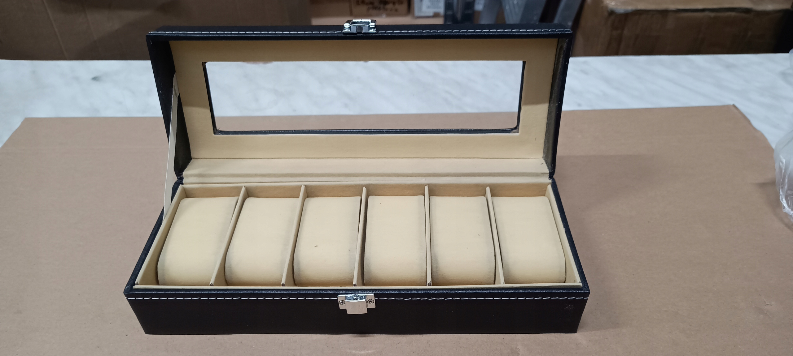 Dikom aksominė laikrodžių dėžutė 6 laikrodžiams su stikliniu dangteliu, su užraktu, su vieta papuošalams juoda 30 x 12 x 8 cm – produkto nuotrauka 9