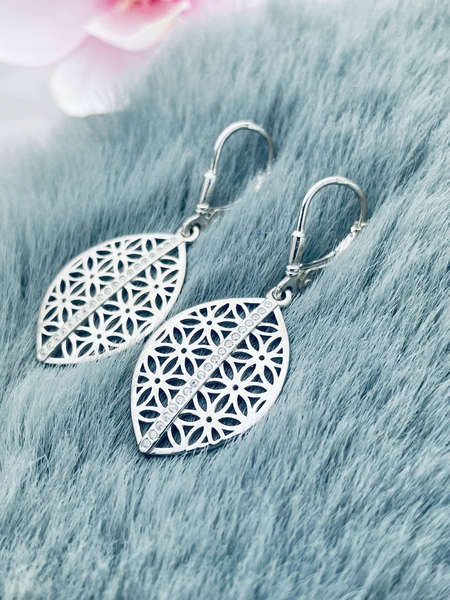 Stříbrné náušnice s ažurovými květy a zirkon