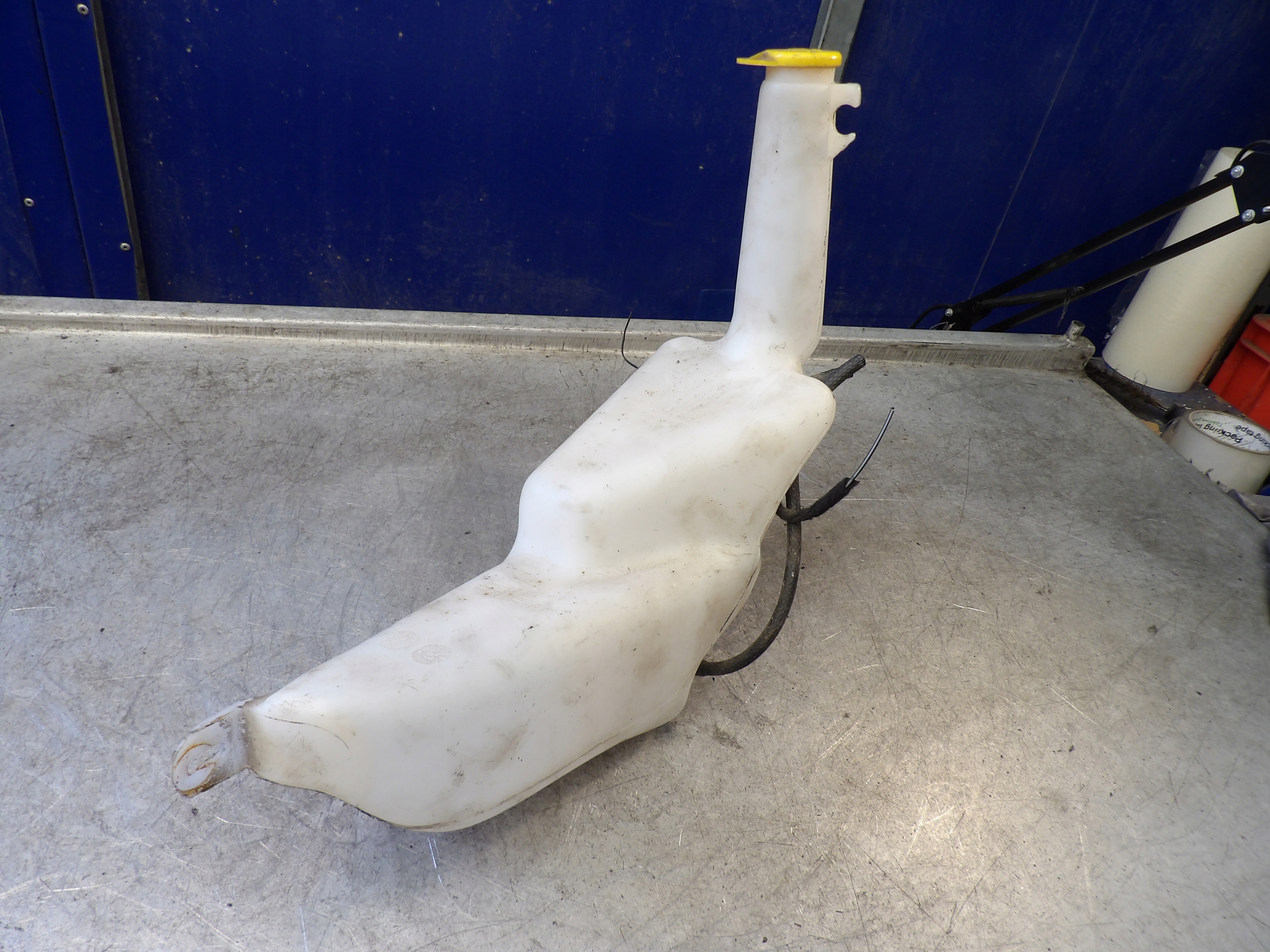 Opel Astra G washer fluid tank