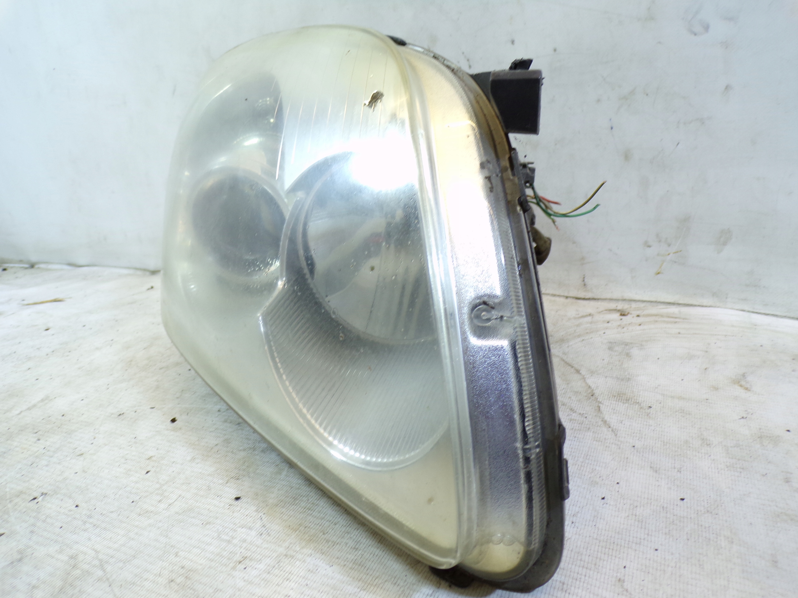 light front front right TOYOTA AVENSIS T25 XENON (K) damaged MOCOWANI