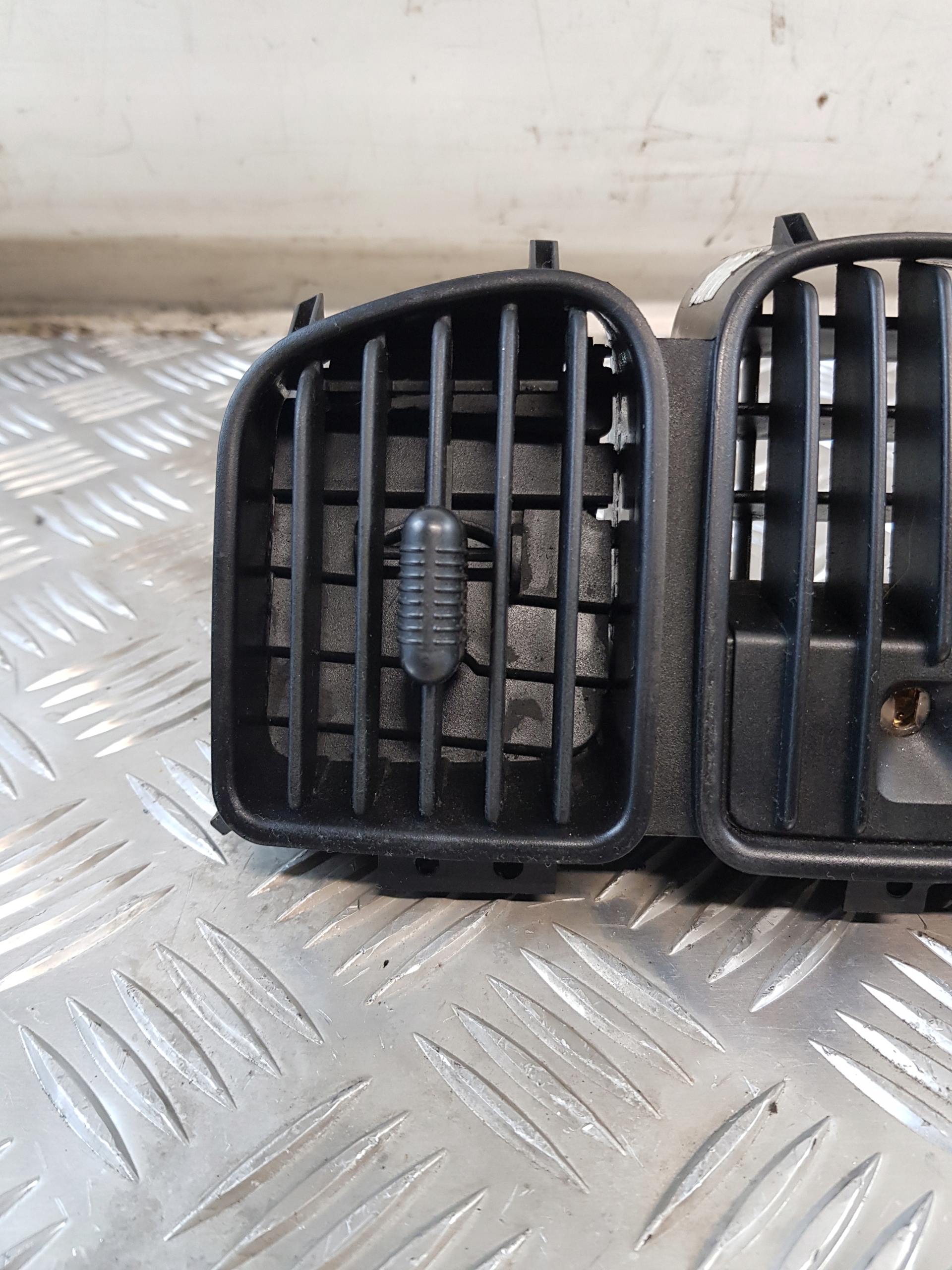 CHRYSLER VOYAGER IV grid air conditioning devices