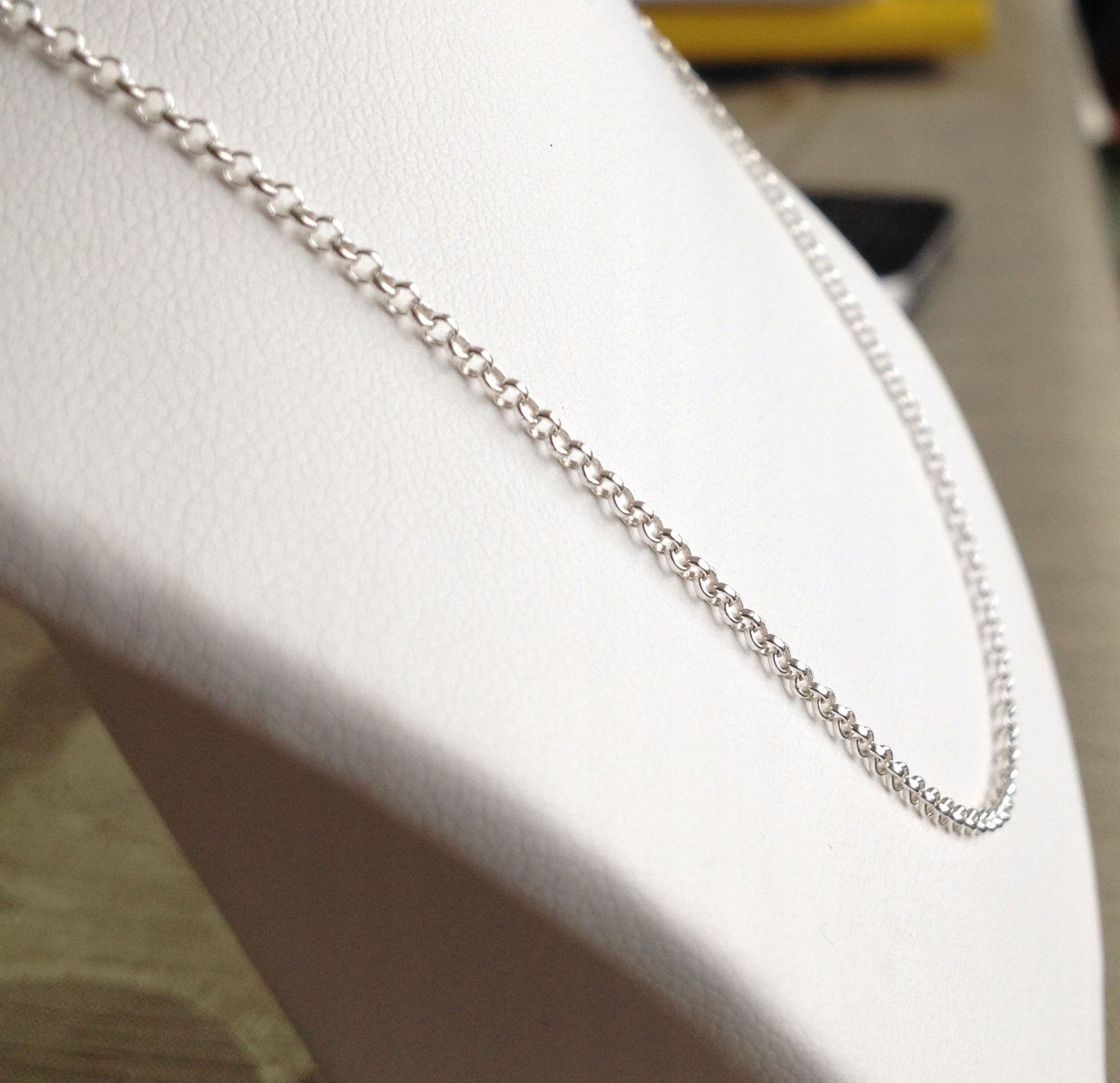 Łańcuszek srebrny 925 cudowny medalik Matka Boska (na PREZENT / Komunia) Motyw Brak