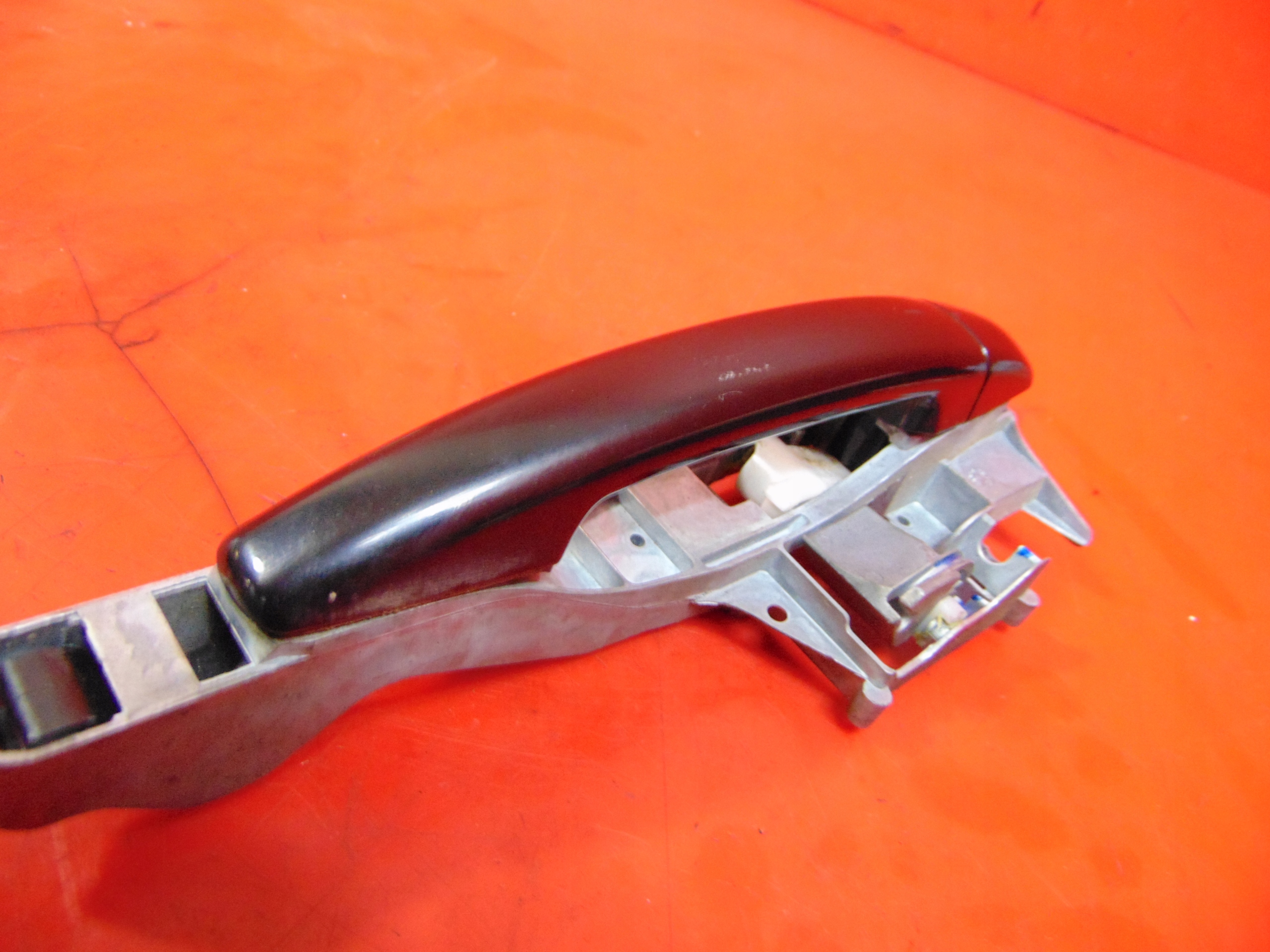 PEUGEOT 2008 and 13- handle DRWI right front front 9680168580