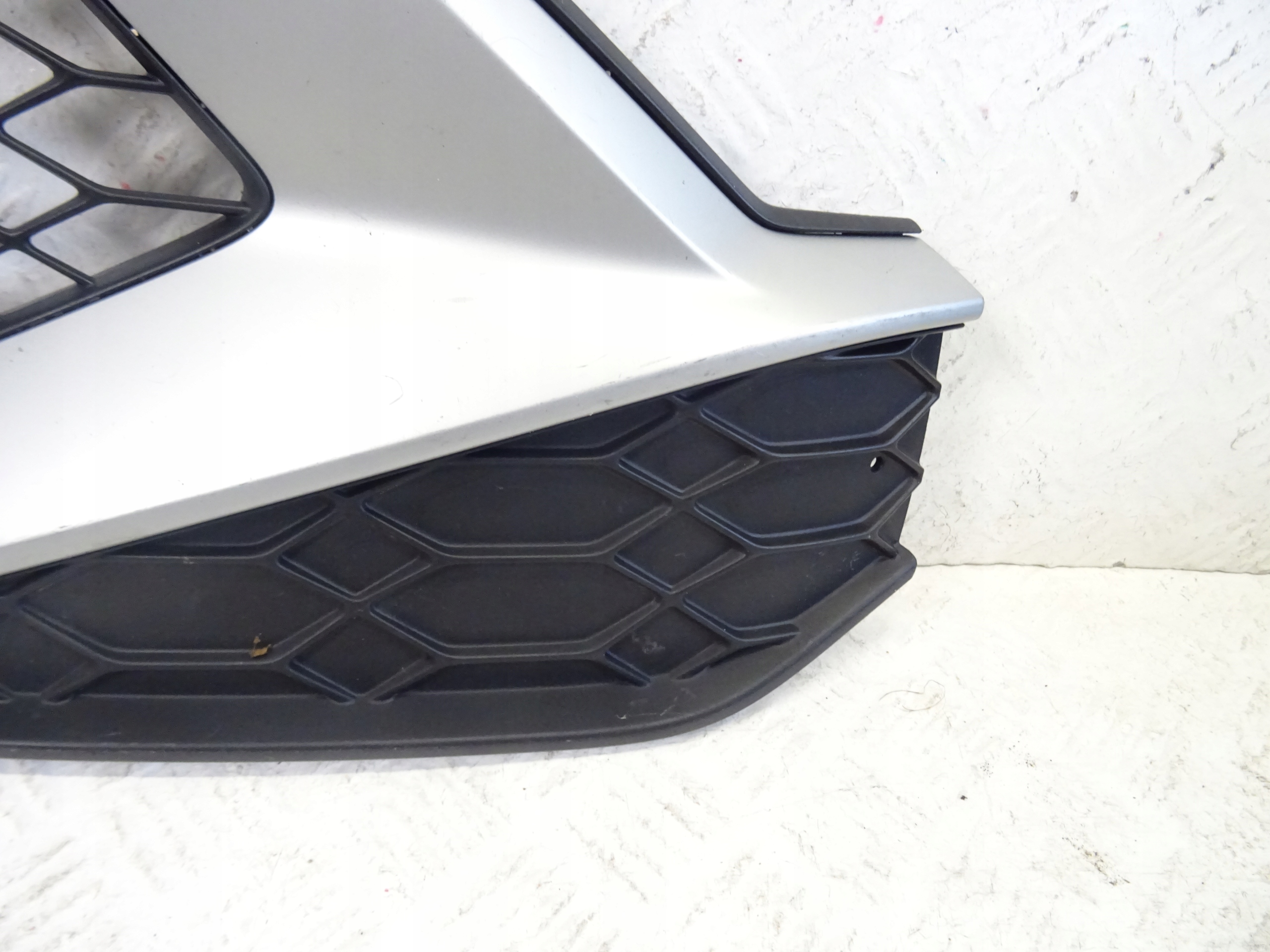 grid of a bumper front front right AUDI Q2 LIFT S-LINE 81A807682Q