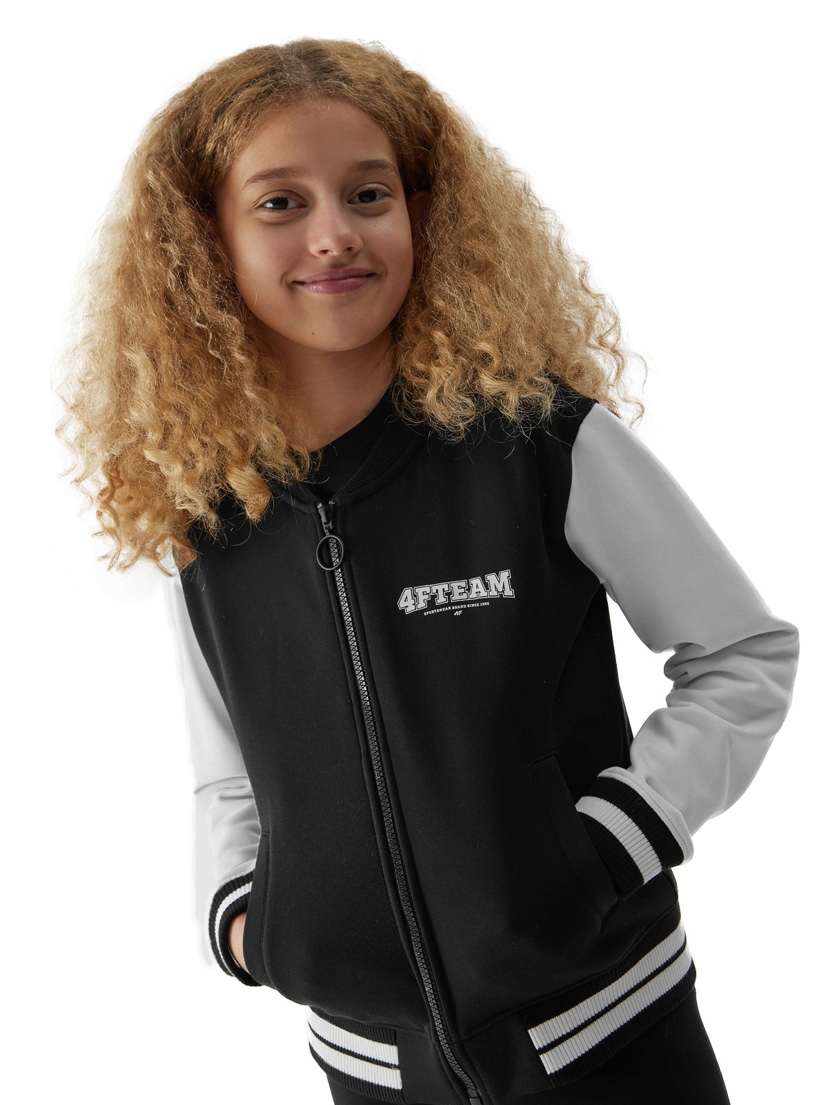 4F Bluza Dziewczęca Bejsbolówka 4FJAW23TSWSF641-20S Głęboka Czerń 158 cm.