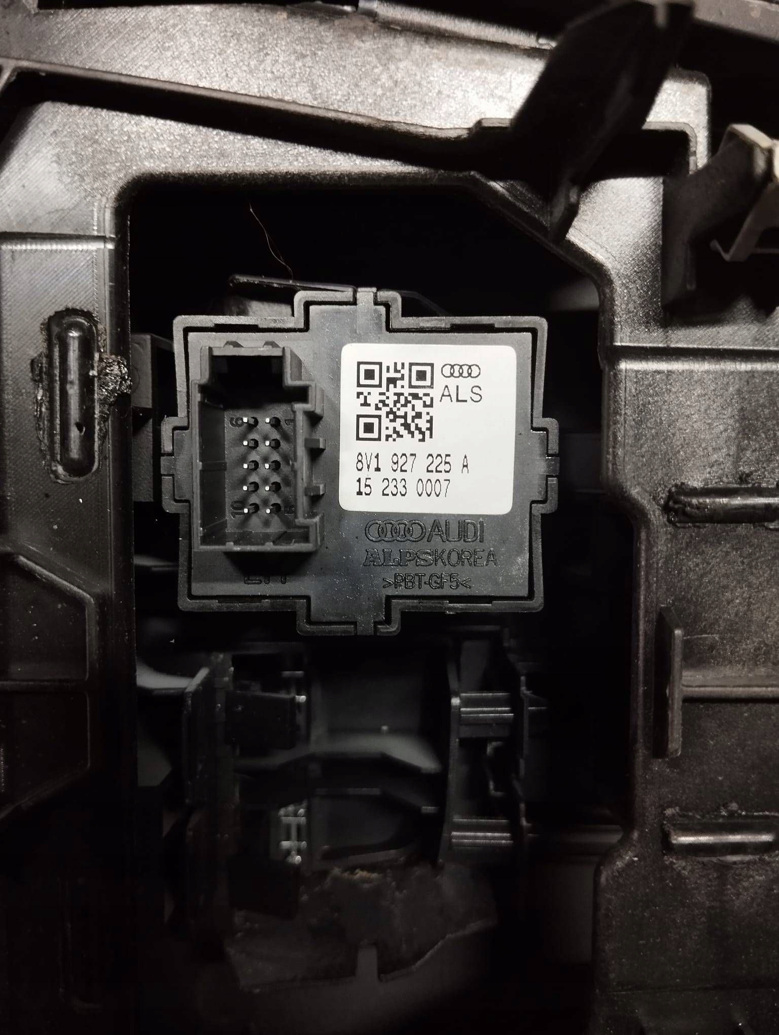 Audi A3 S3 8V тунель середина рамка декор 8V1864261