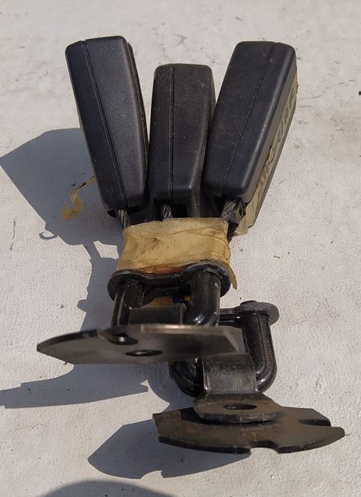 ПРЯЖКА ПАНЕЛІ ЗАД. JAGUAR X TYPE 1x43-F613k21-AB