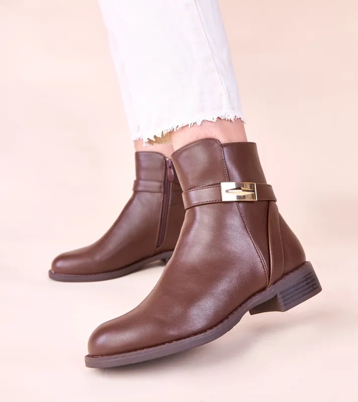 Hnědé klasické kotníkové boty se zlatou ozdobou na opasku Nefera