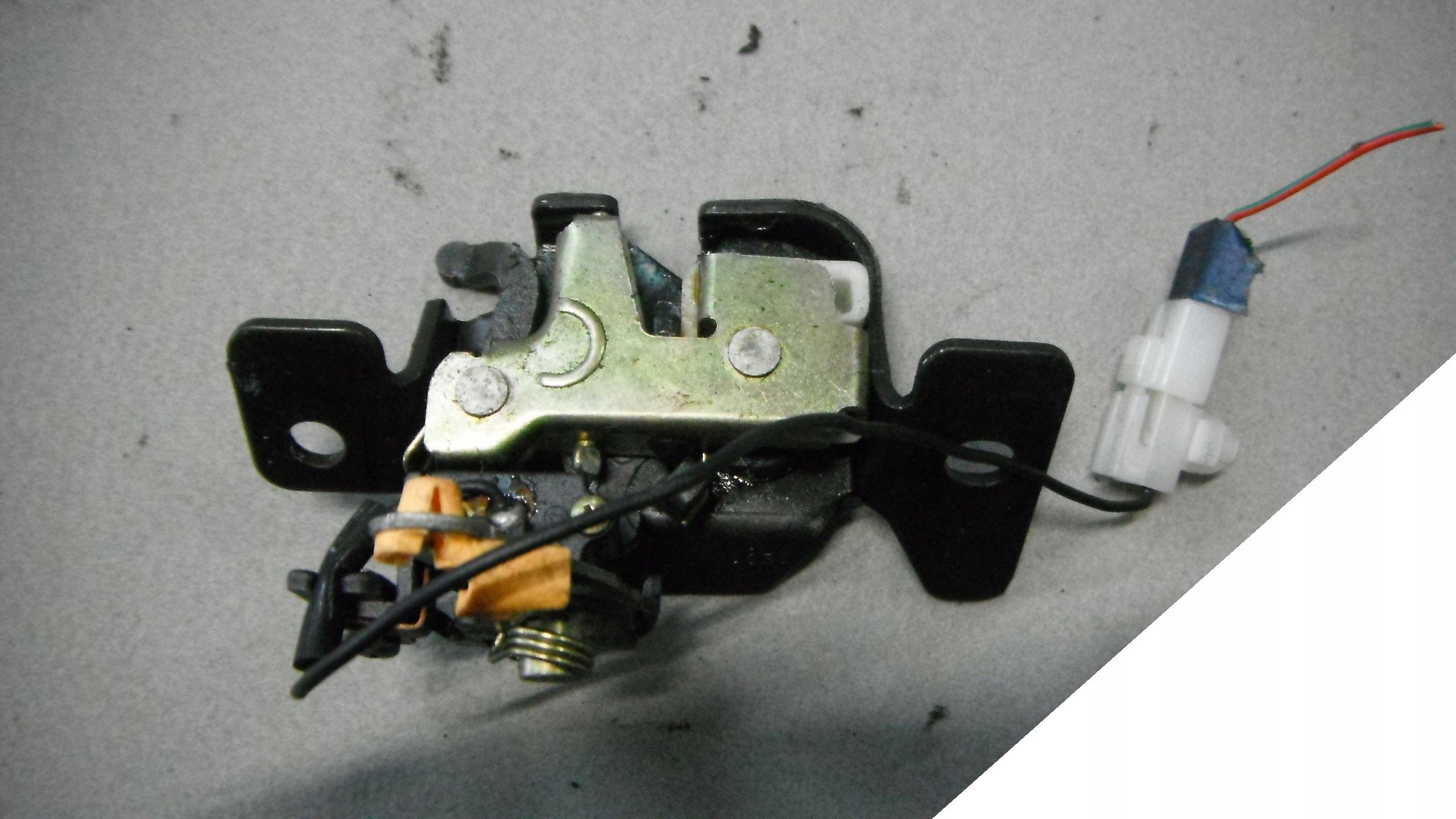 MAZDA DEMIO 98-03 ZAMEK KLAPY TYLNEJ