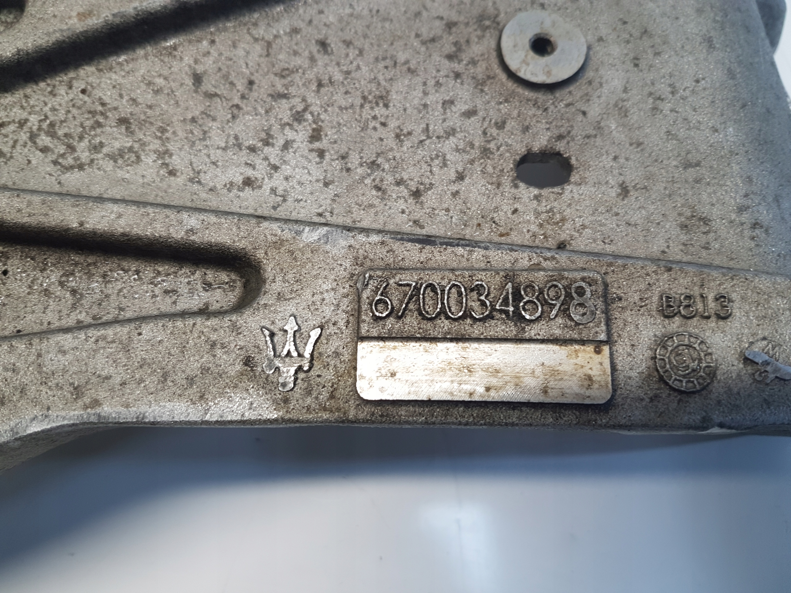 MASERATI LEVANTE Getriebehalter 670034898