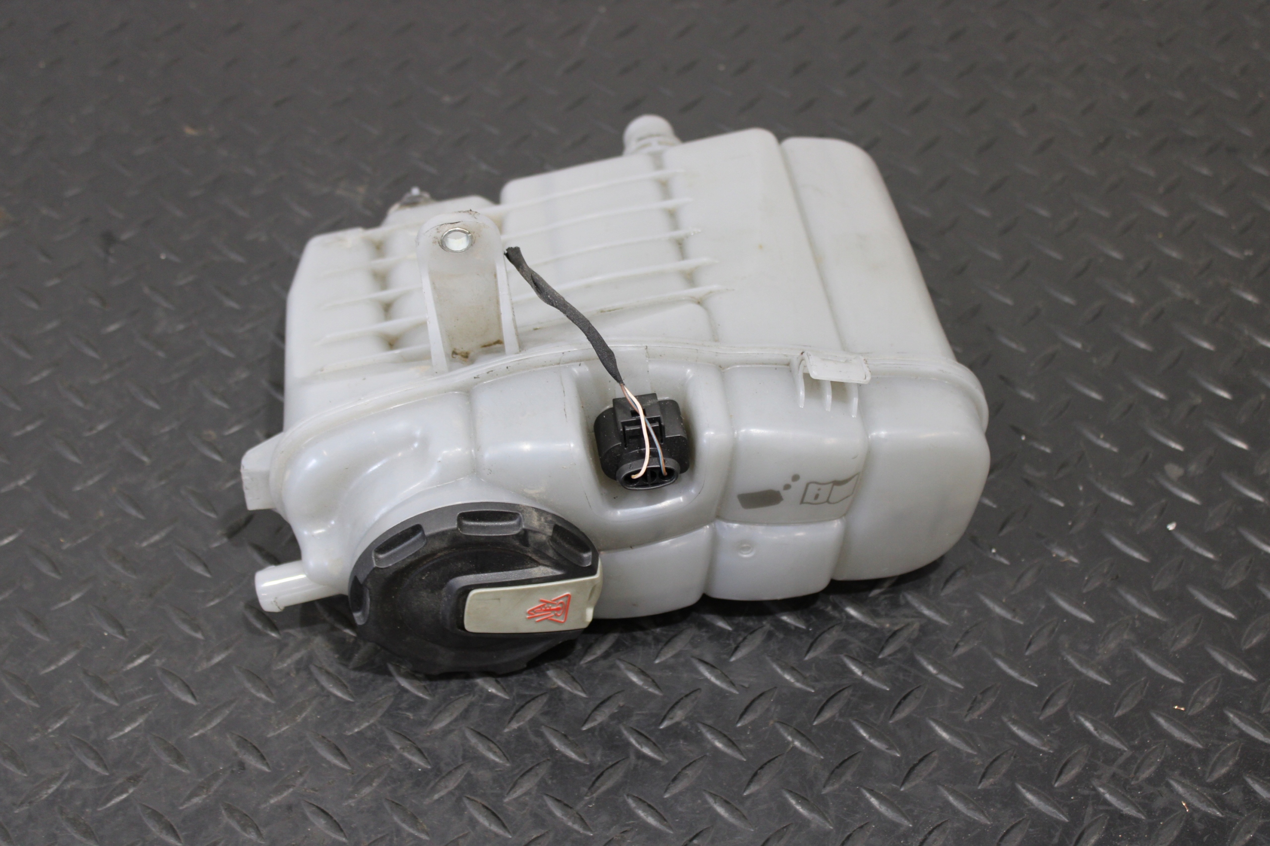 ekspanziona posuda vode AUDI A6 C8 4K0 4K9 S-LINE 4K0121405K