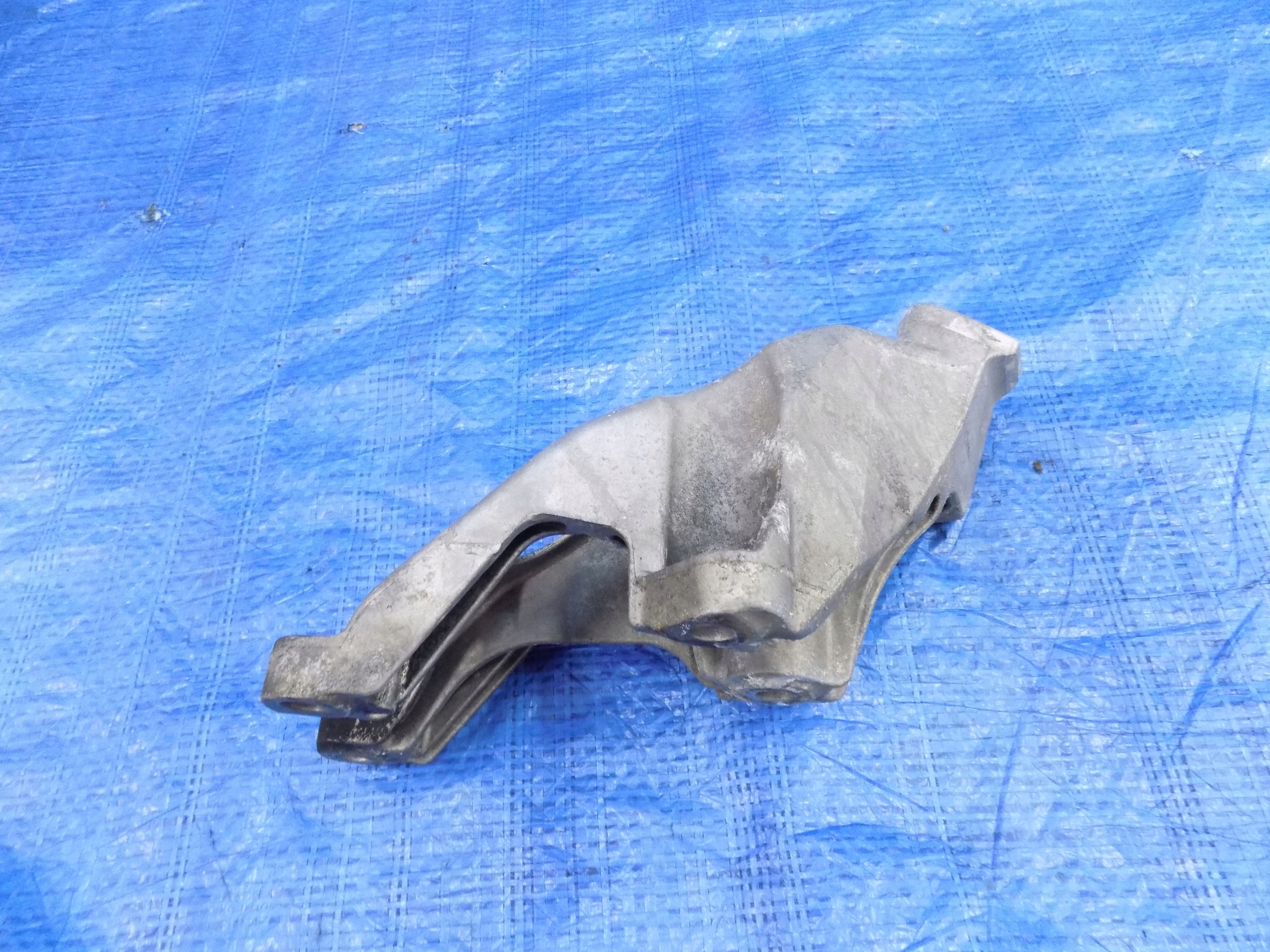 holder engine mount left AUDI Q5 8R 09R 2,0TDI