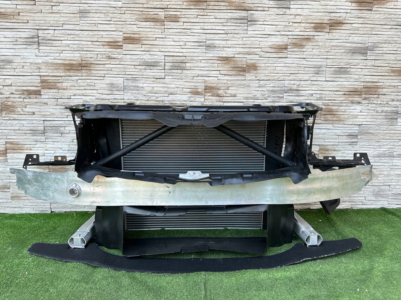 PAS PRZEDNI BELKA CHŁODNICE BMW F30 F31 3.0i BENZ