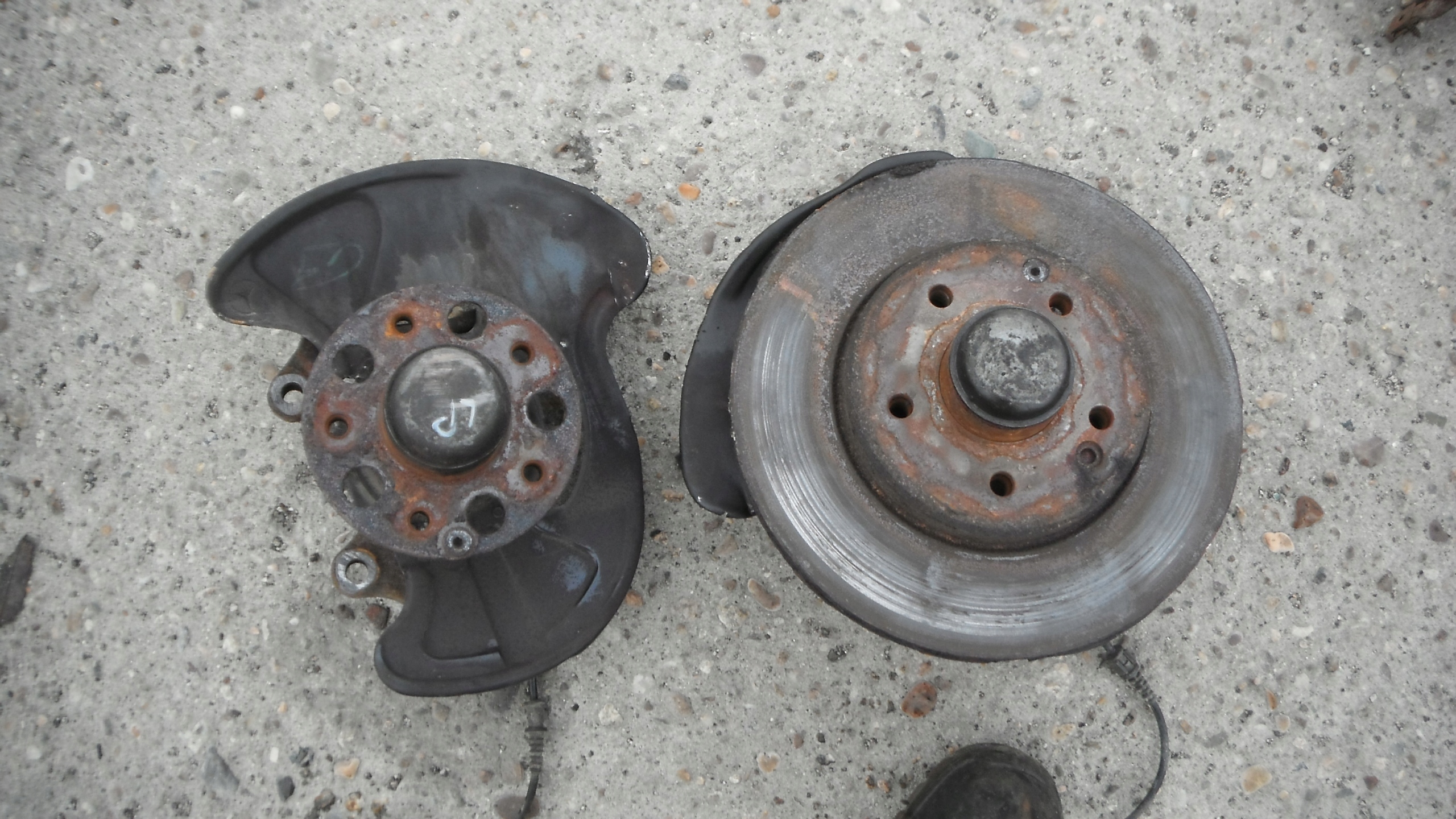 MERCEDES C W203 i COUPE ZWROTNICA PIASTA PRZEDNIA