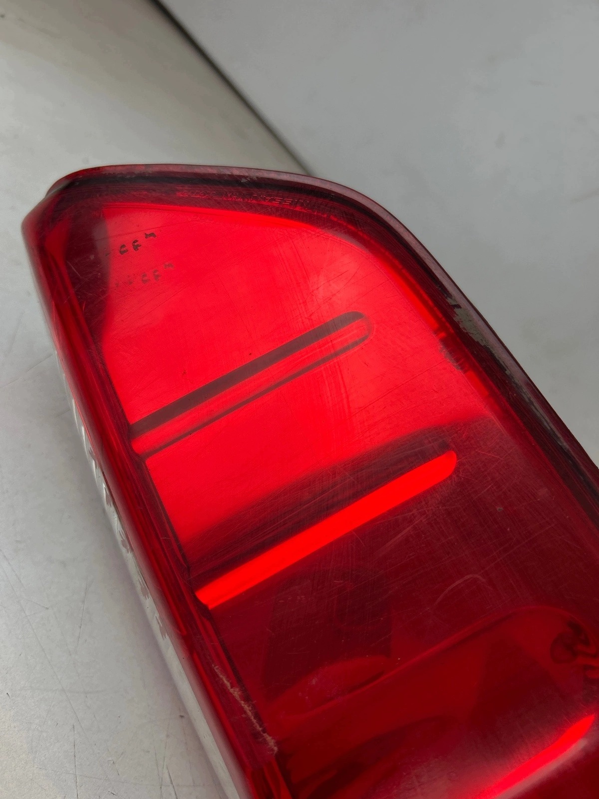 damaged light rear part rear left Nissan Navara D40