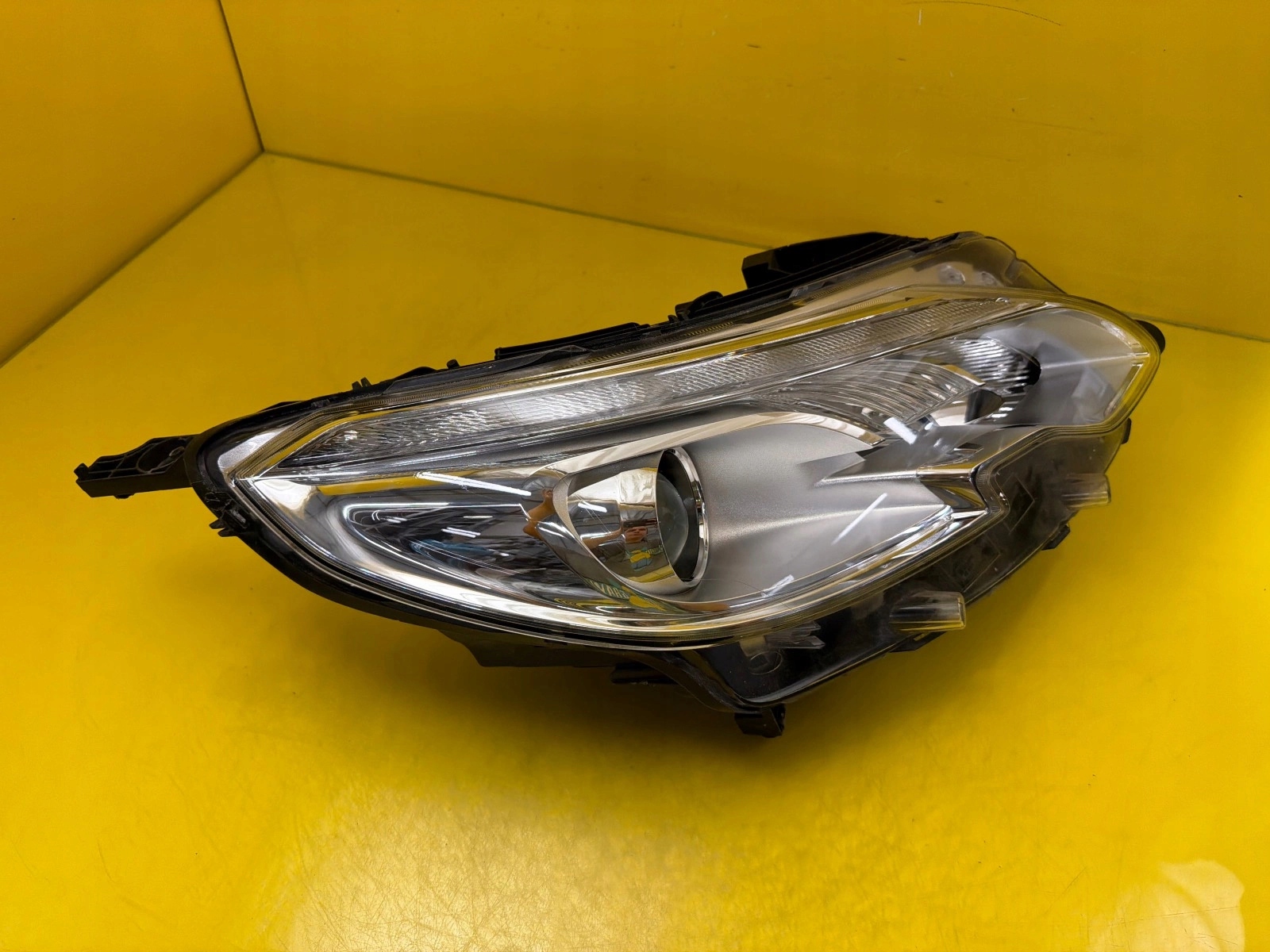 light right front Peugeot 2008 and 2013-2019 H7 9677810280