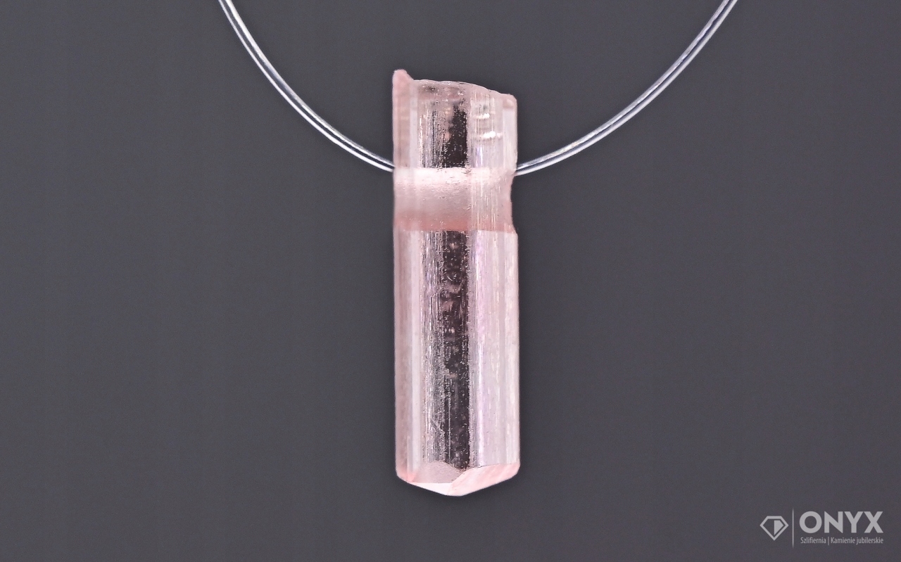 Turmalín provrtaný přírodní křišťál 10x3 mm