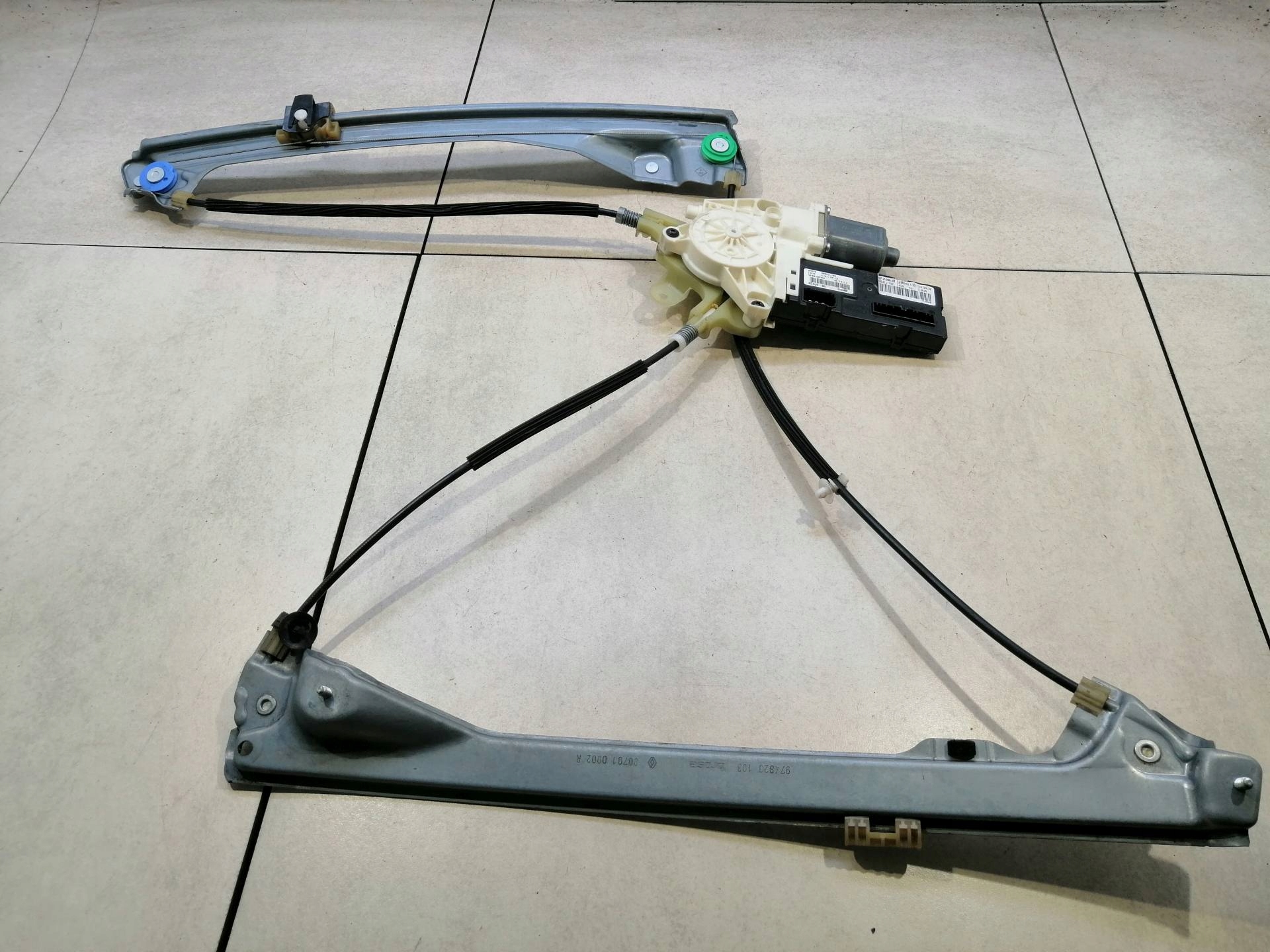 window regulator left front LAGUNA III 2.0 DCI 0130822330