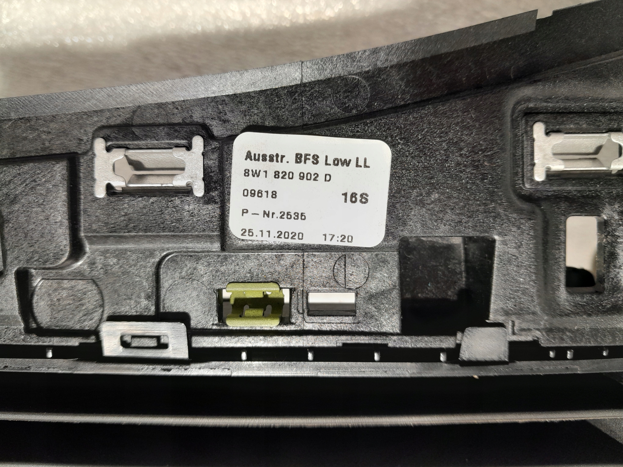 AUDI A4 B9 LIFT grid air conditioning devices 8W1820902D