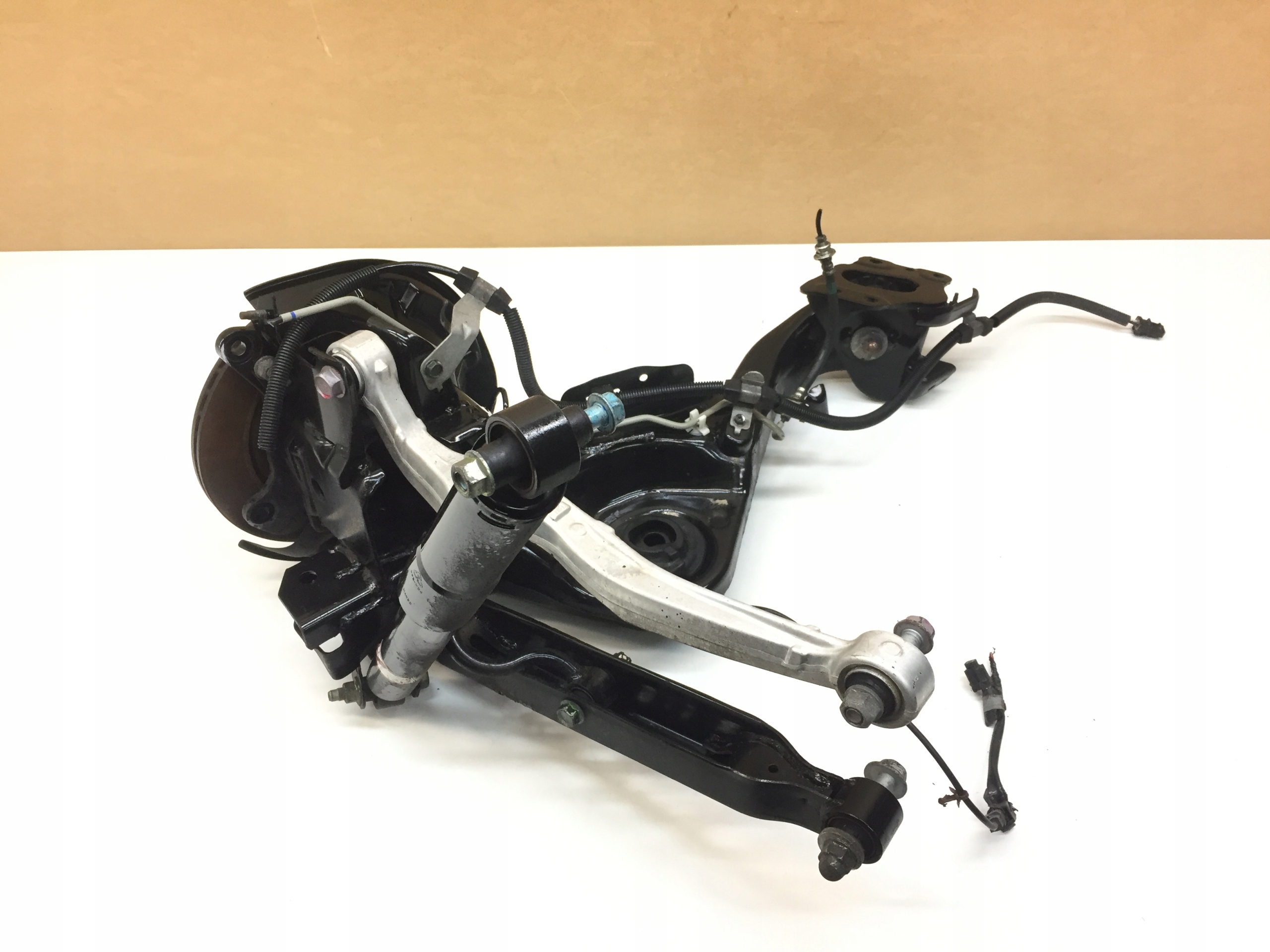 X-TRAIL T32 ZAWIESZENIE LEWE TYLNE LEWY TYŁ 2WD Producent części Nissan OE