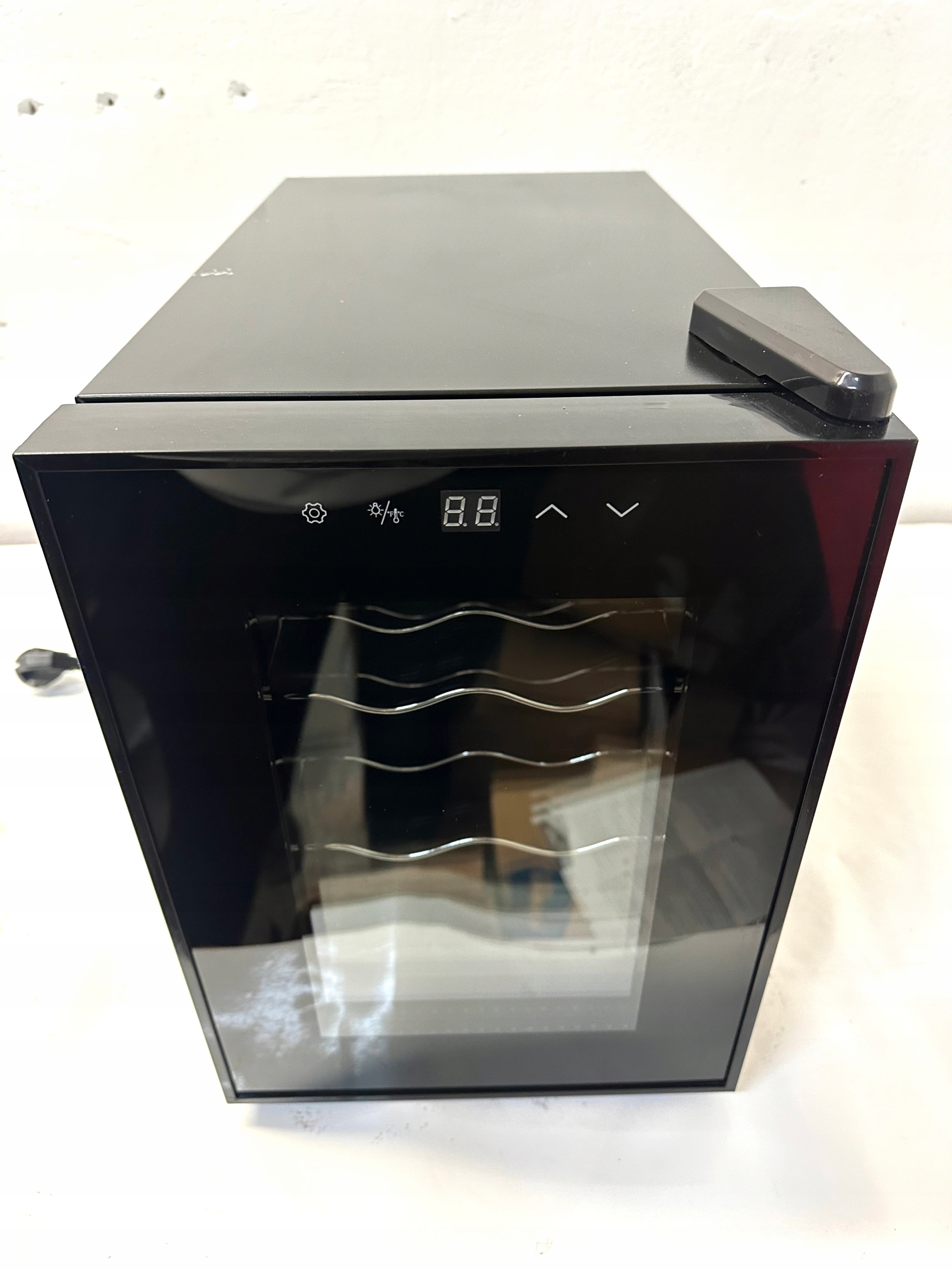 CHŁODZIARKA, LODÓWKA DO WINA Livoo GS153 6 BUTELEK 17L Model GS153