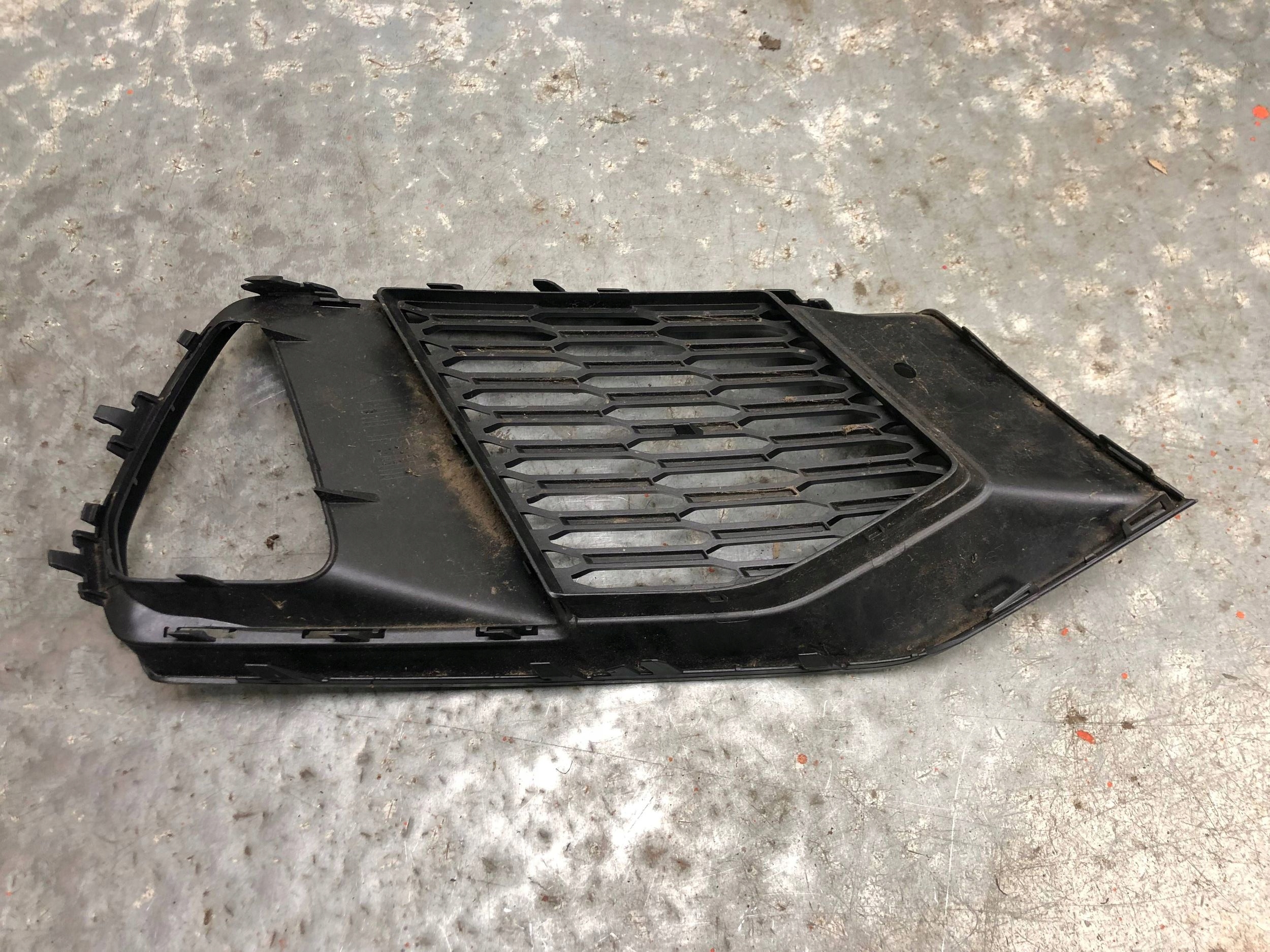 grid of a bumper left front AUDI A7 S-LINE 4K8807681B