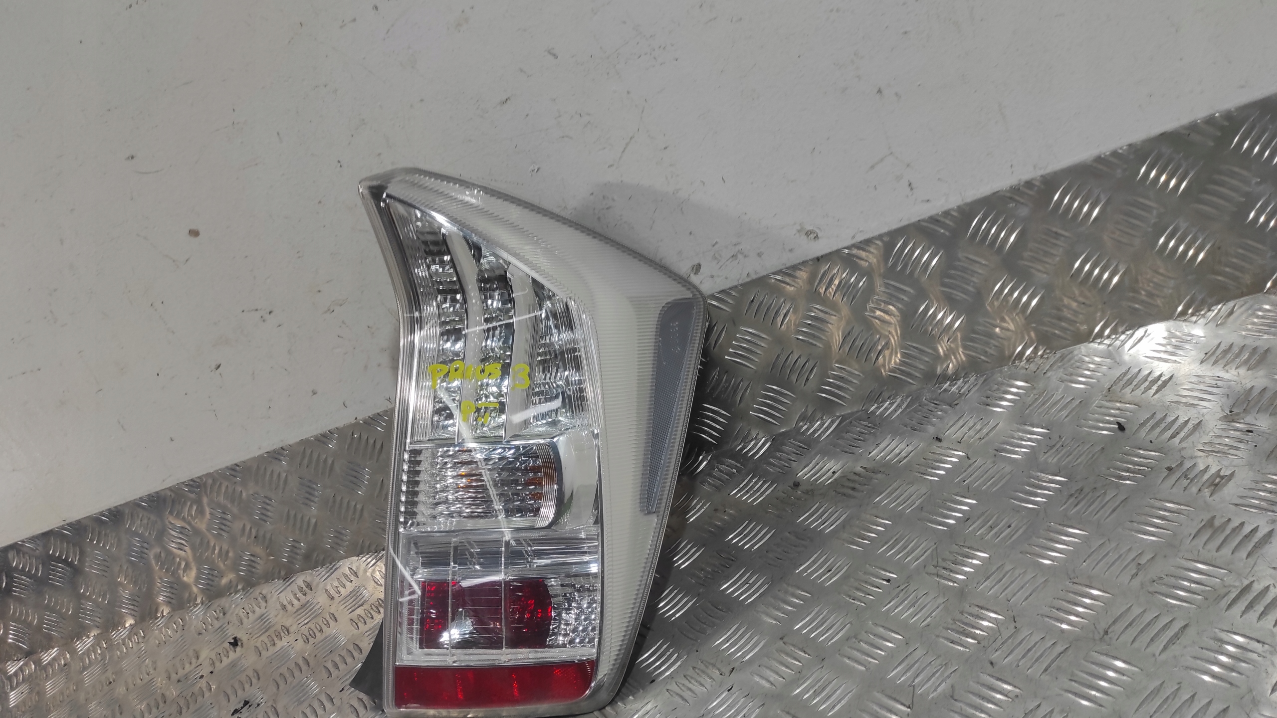 фонарь правый TOYOTA PRIUS III 09-15