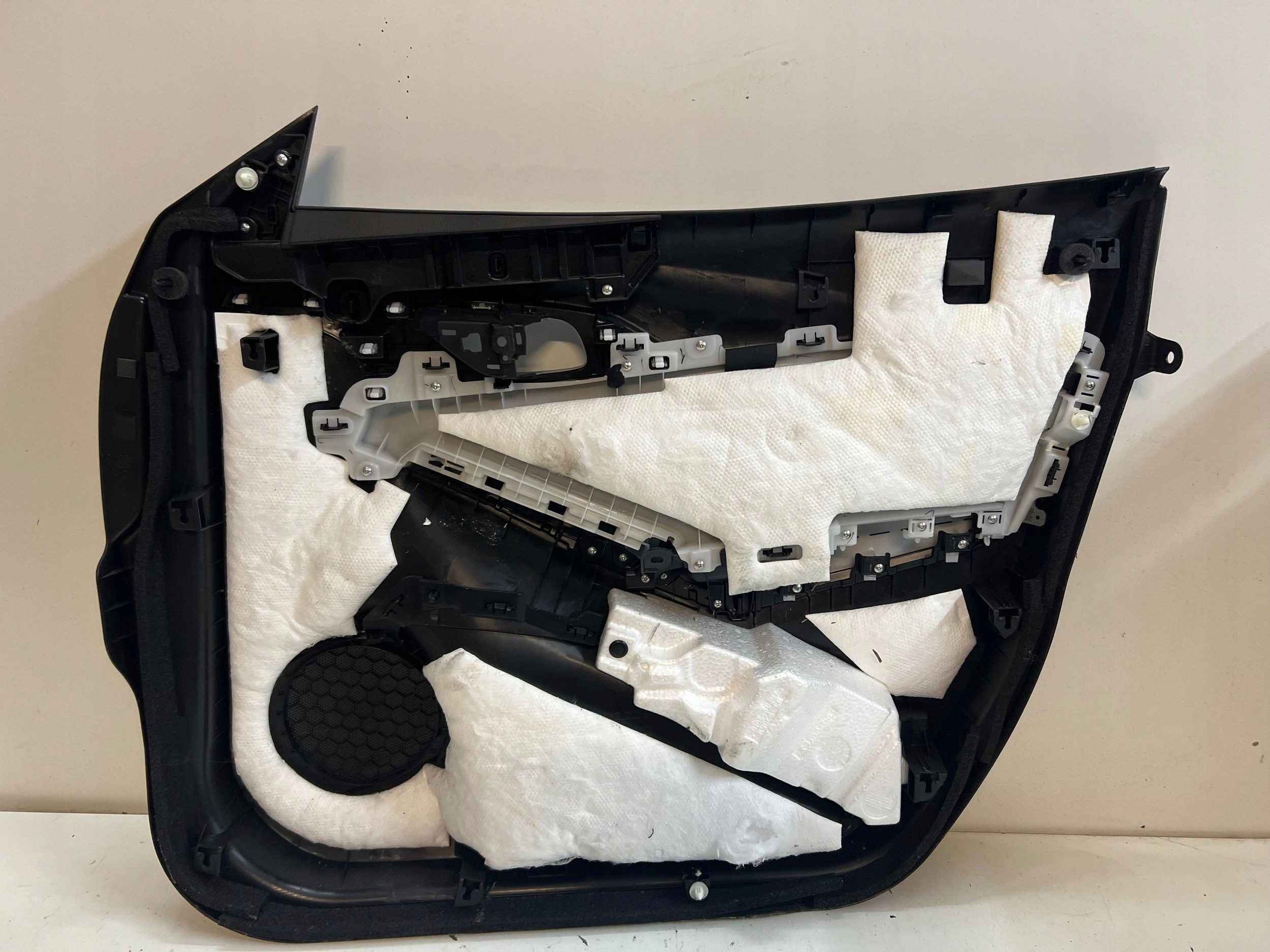 дверные карты передних л mazda oe D10E-6846X
