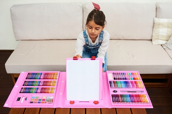 Zestaw artystyczny w walizce 208el + podkładka KREDKI PISAKI RÓŻOWY WALIZKA Kod producenta 5900779939882