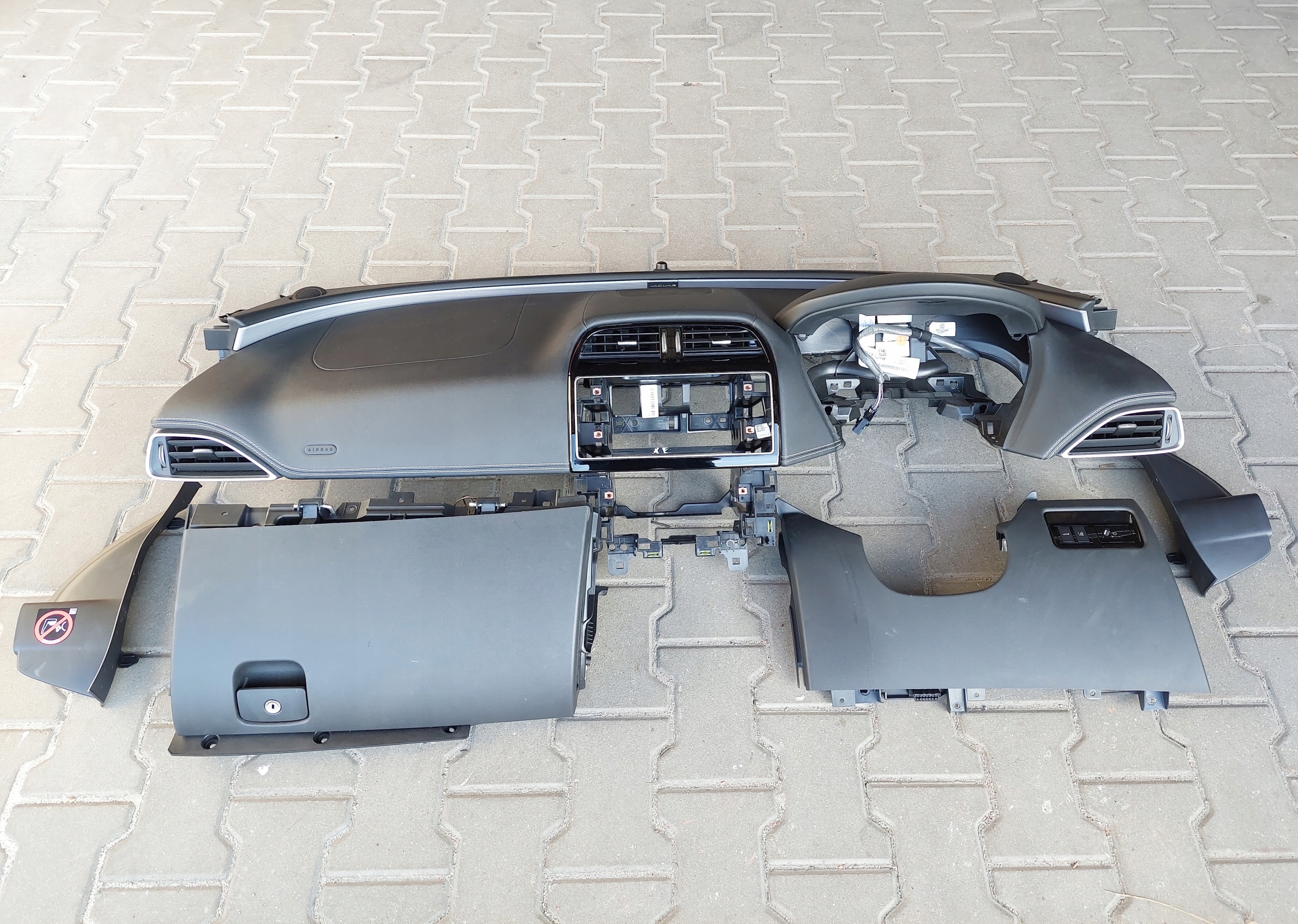 dashboard cockpit console DASHBOARD ANGLIK UK JAGUAR XE X760