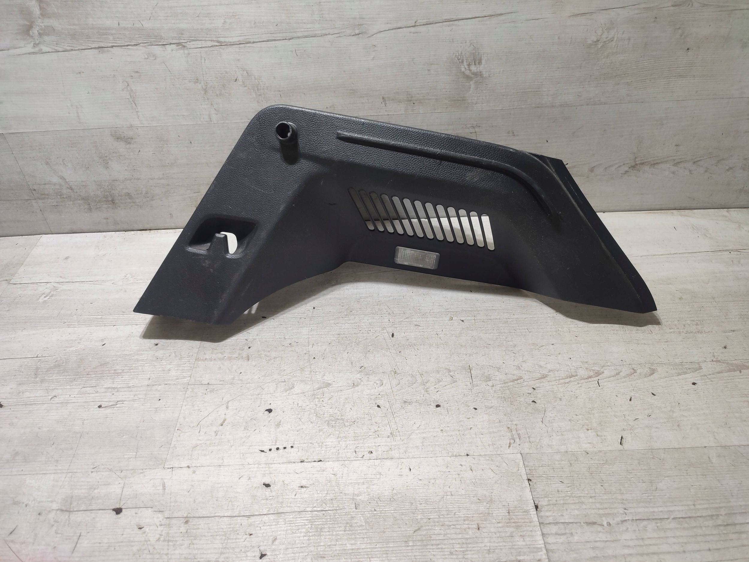 Seat Arona 2019 rear part side right holder polki boot