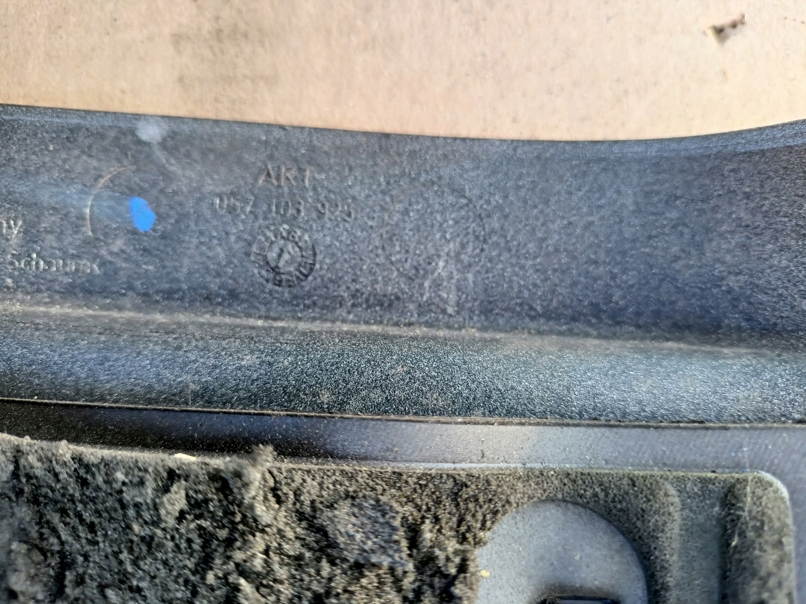 Audi A8D3 057103925 motor cover upper cover
