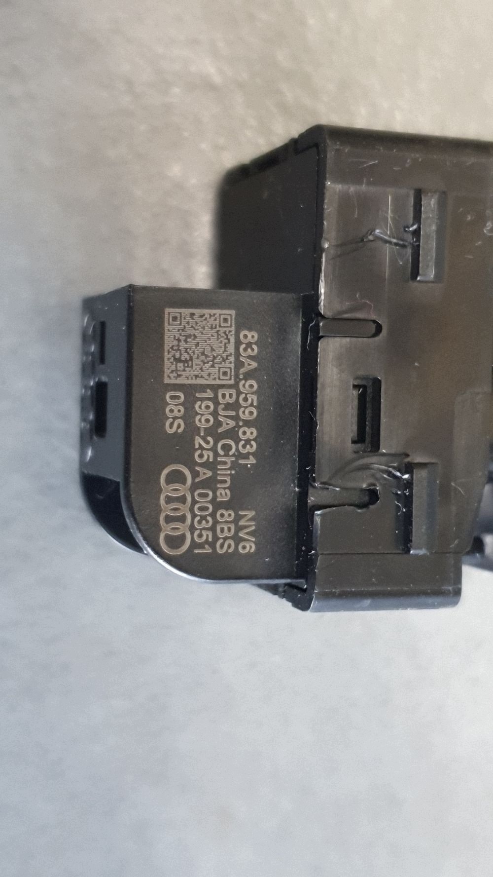 Audi A3 8Y Bouton pour l’ouverture du capot 83A959831