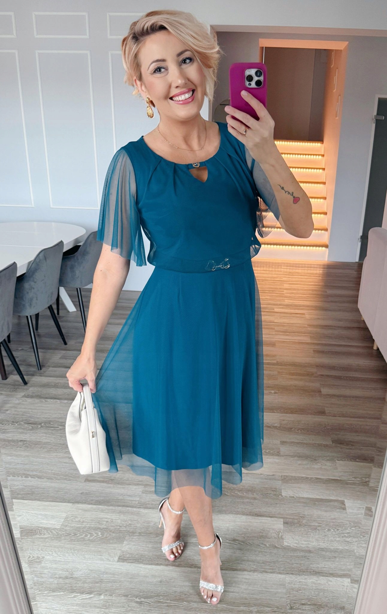 Elegantní lesklé midi šaty se síťovinou v mořsky zelené barvě 42