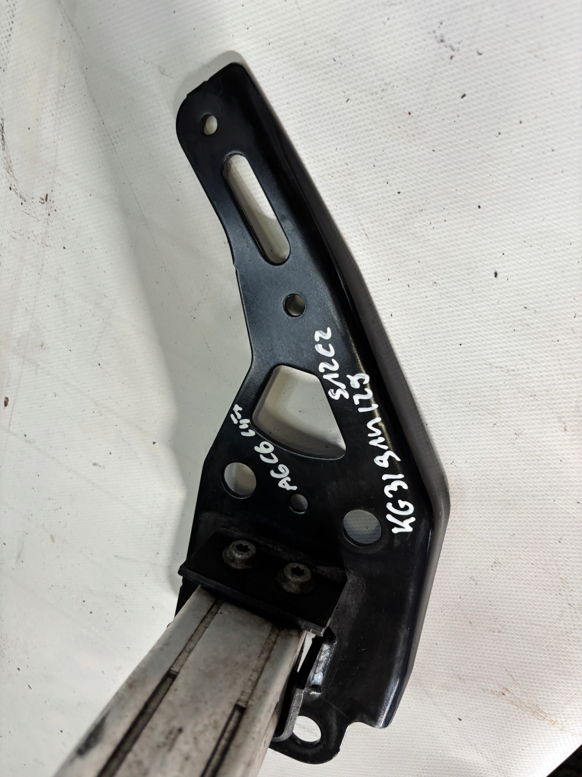 Strefy zgniotu front Audi A6 C6 lift 4F0807134 13S