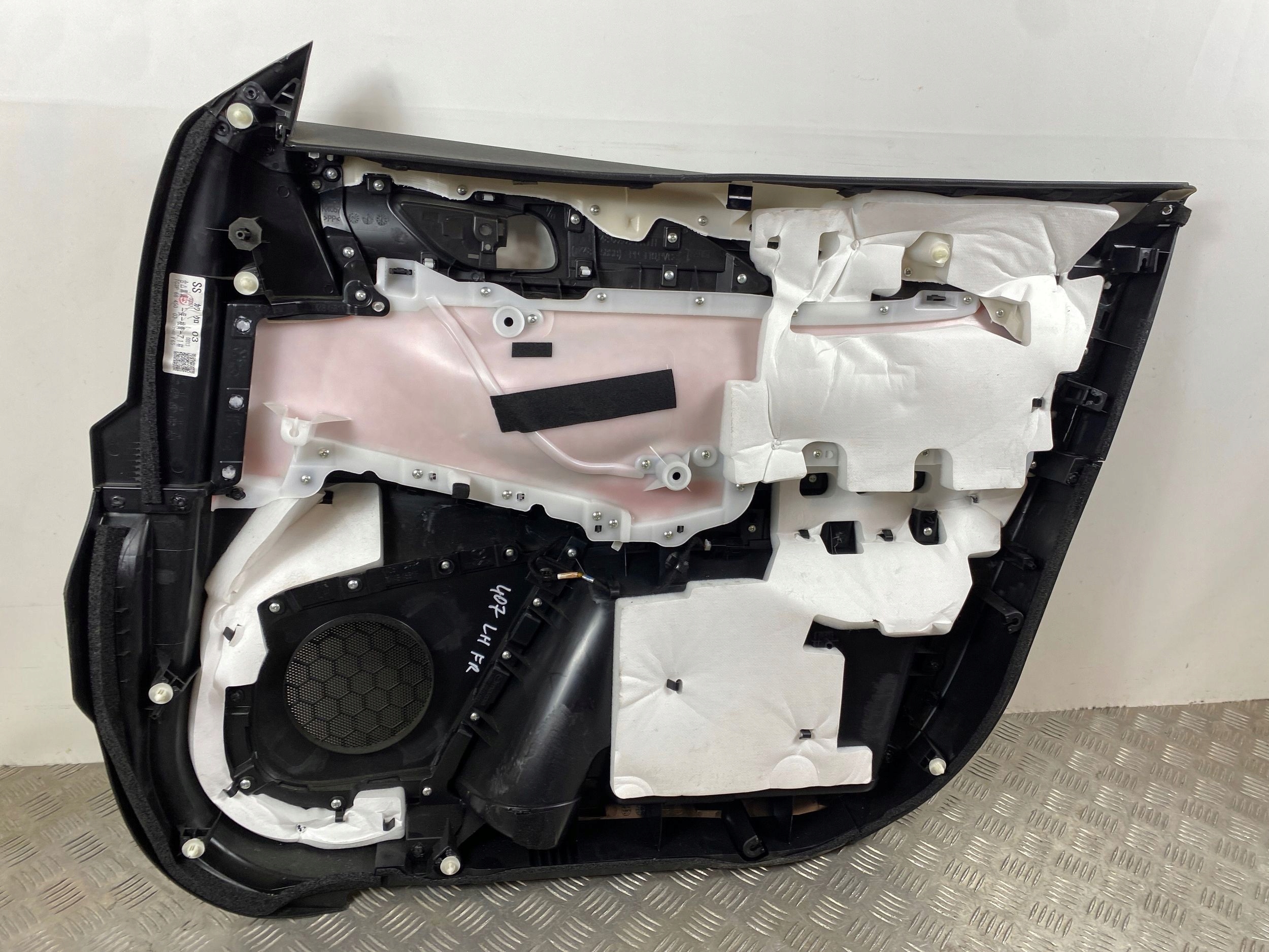 2022 mazda дверные карты передних TC3P68450