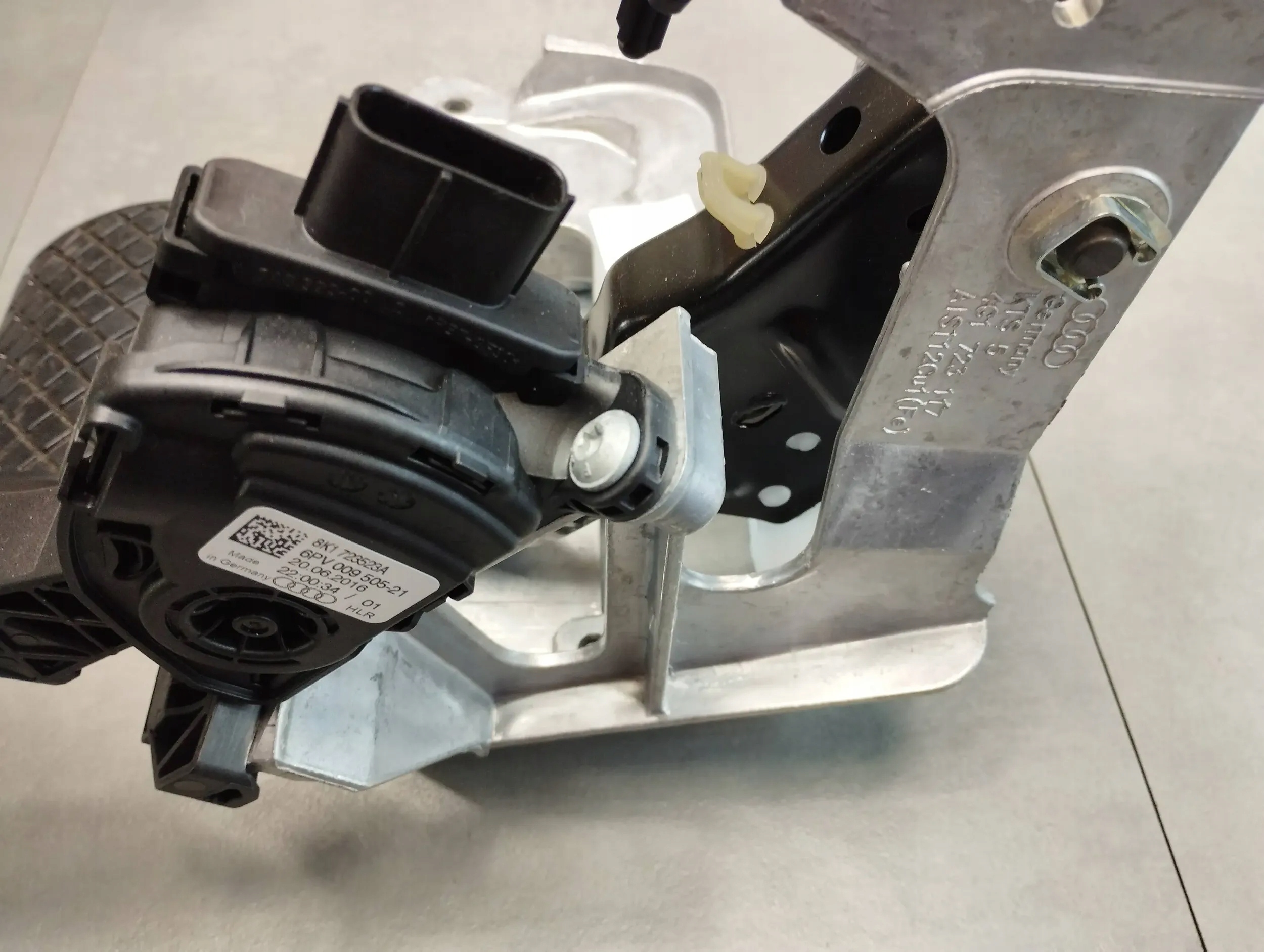 Audi A6 C7 4G pedals support AUTOMAT 4G1723117