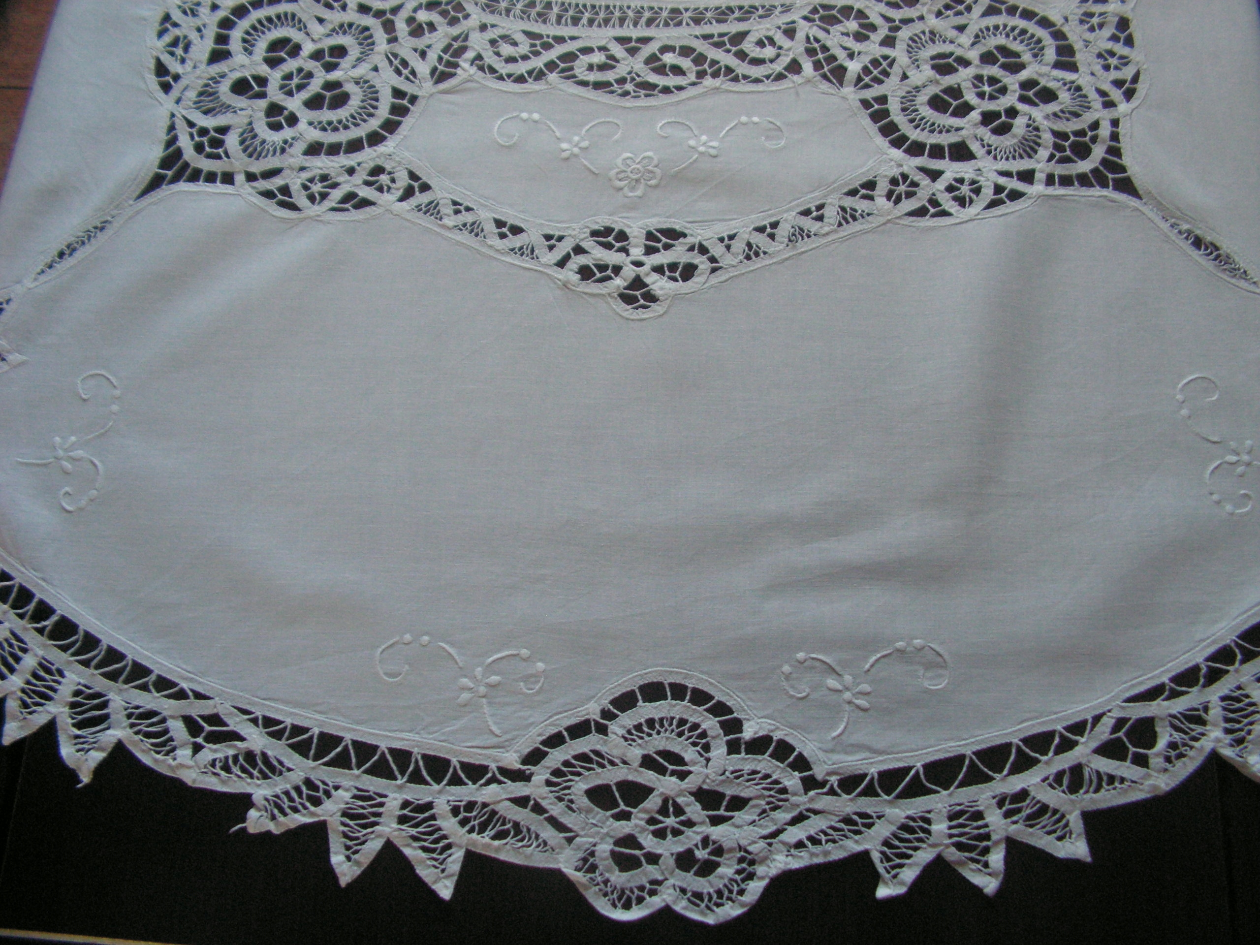 Милая Вышитая Скатерть