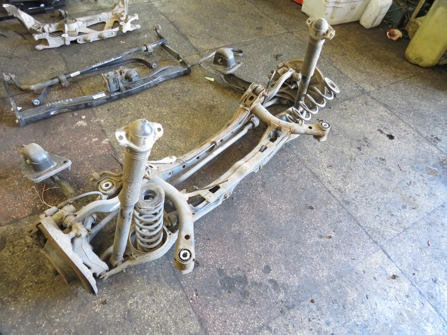 BELKA ZAWIESZENIE OŚ TYŁ PASSAT B8 KOMBI Producent części Volkswagen OE