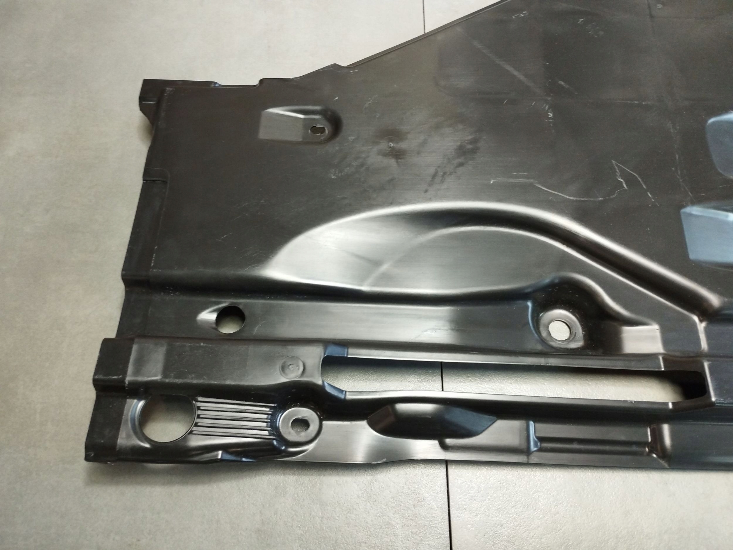 Audi A5 B10 KOMBI cover chassis left 8B3825215