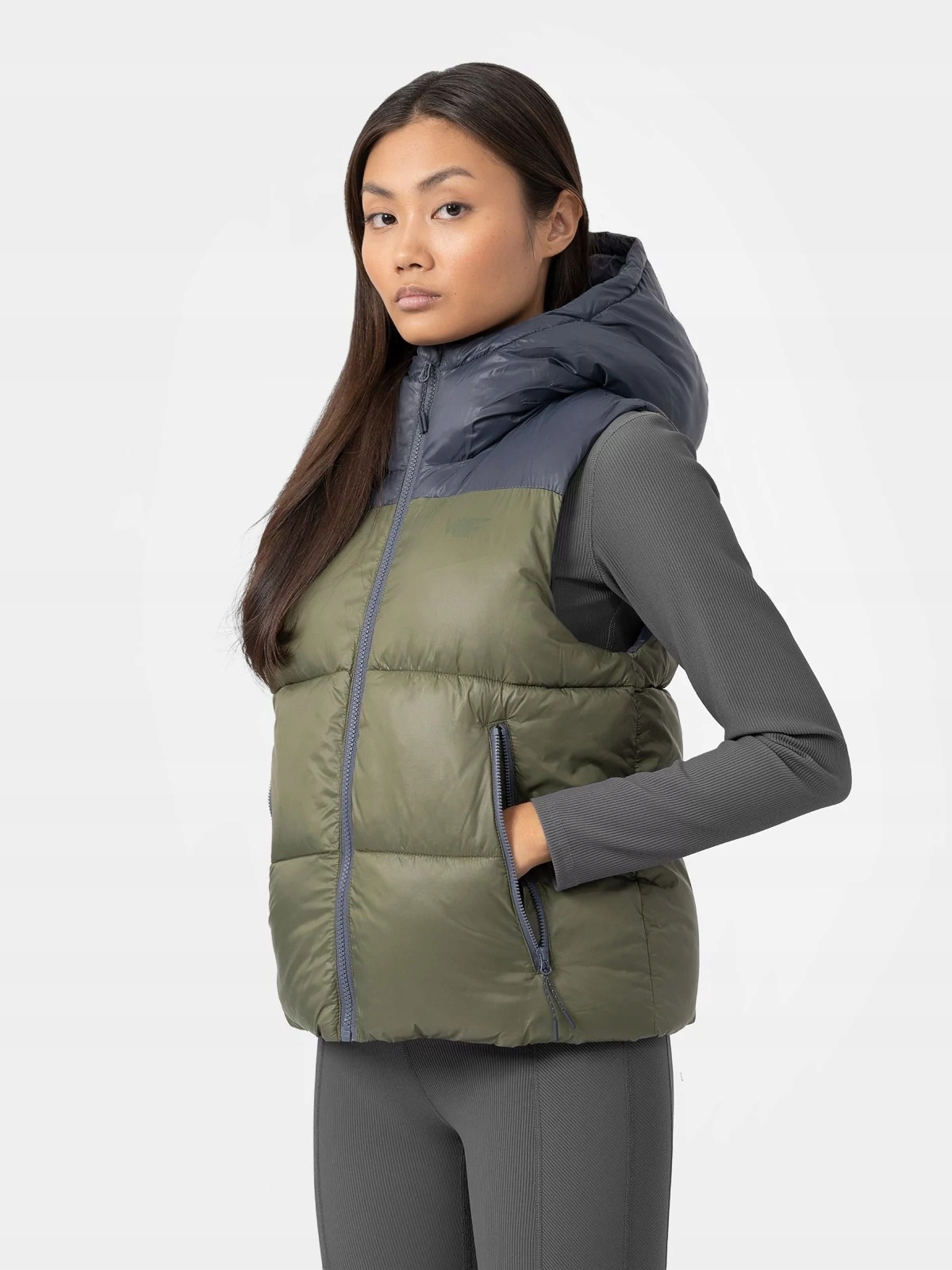 BEZRĘKAWNIK DAMSKI Z KAPTUREM 4F KAMIZELKA SPORTOWA PUCHOWA R. S Marka 4F