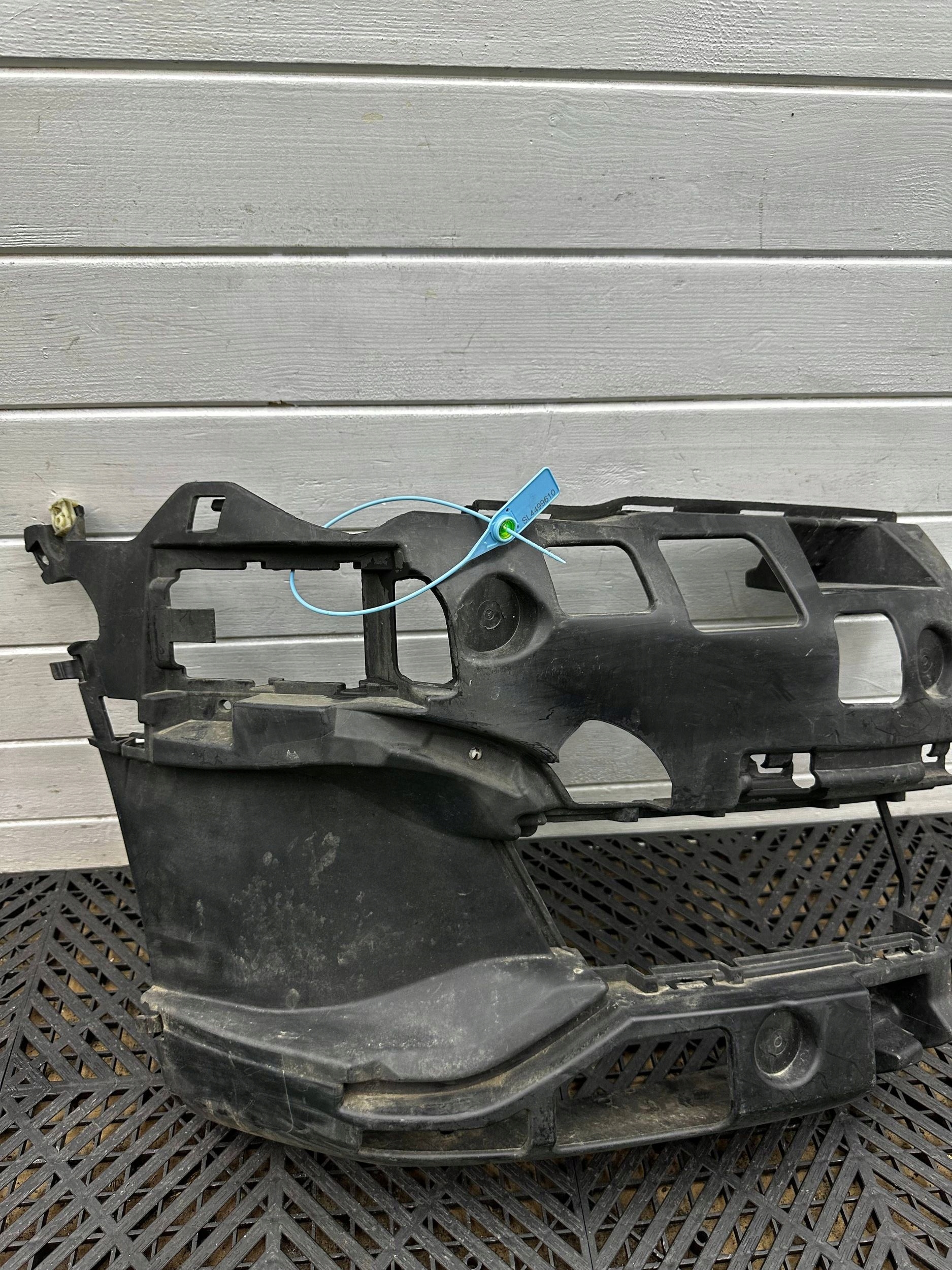 bumper bracket of the front front BMW 5 G30 G31 G38 51119498602