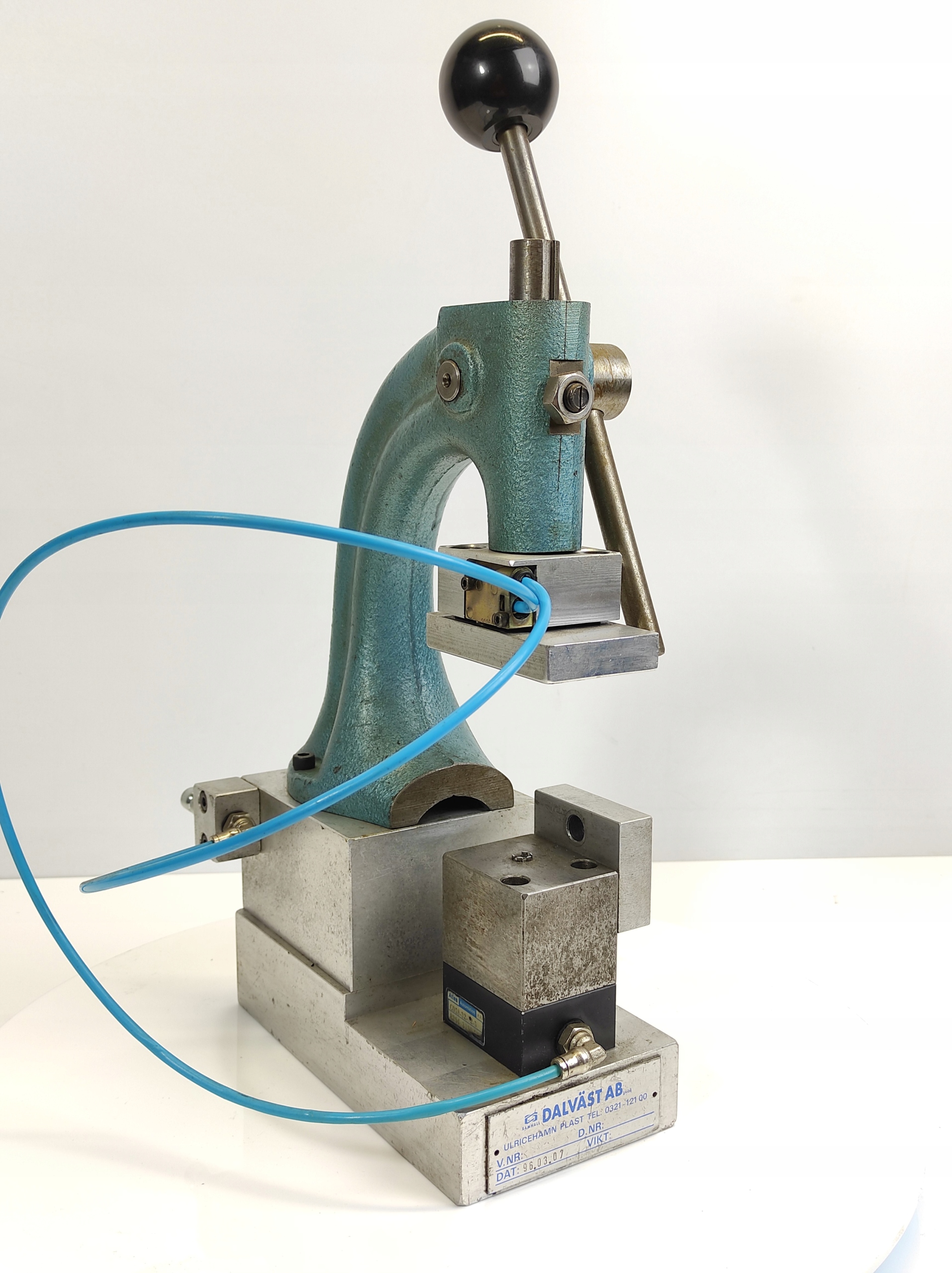 PRASA DŹWIGNIOWA RĘCZNA 0,15T Z DOCISKIEM PNEUMAT