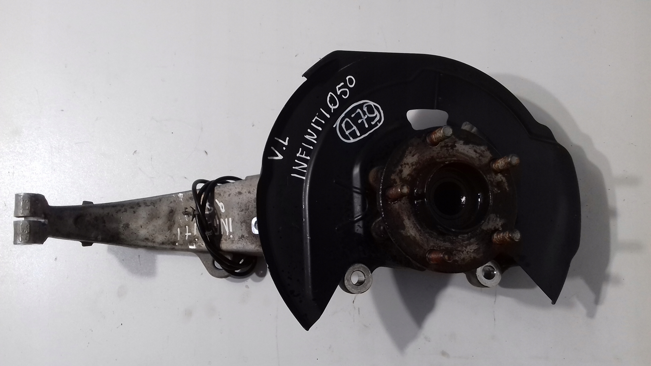 INFINITI Q50 ZWROTNICA LEWA PRZEDNIA PIASTA PRZÓD