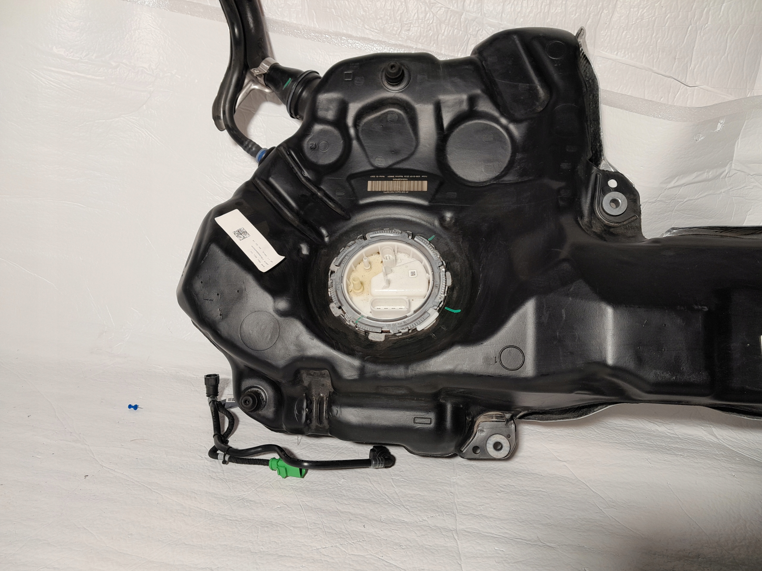 AUDI A4 B9 tank 8W0201021FF