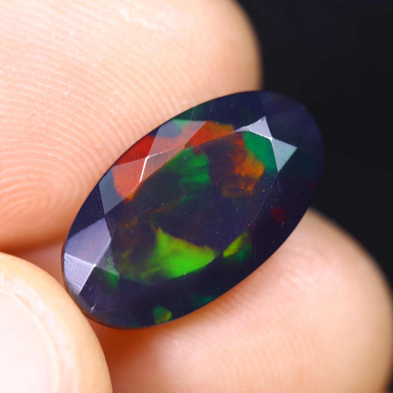 Přírodní opál černý 3.48 ct Ovál Etiopie certifikát Wbd