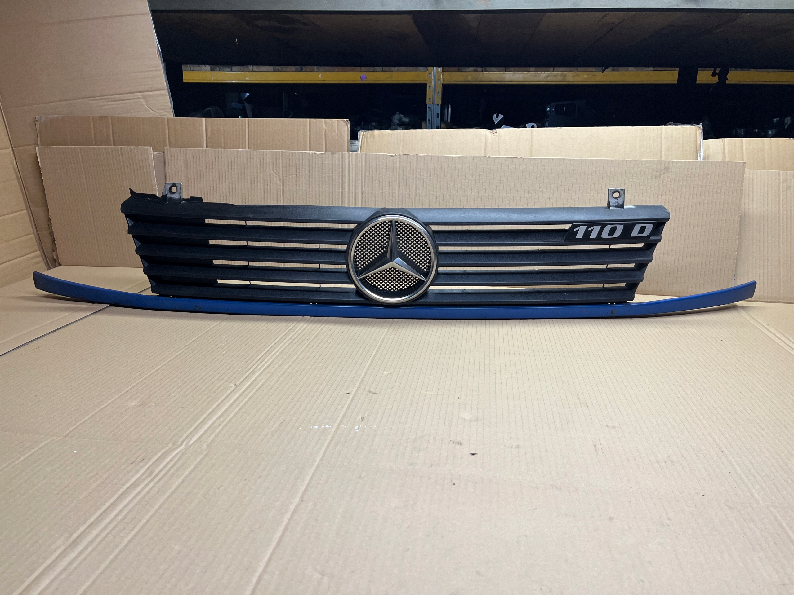Mercedes vito w638 решетка радиатора a6388880415