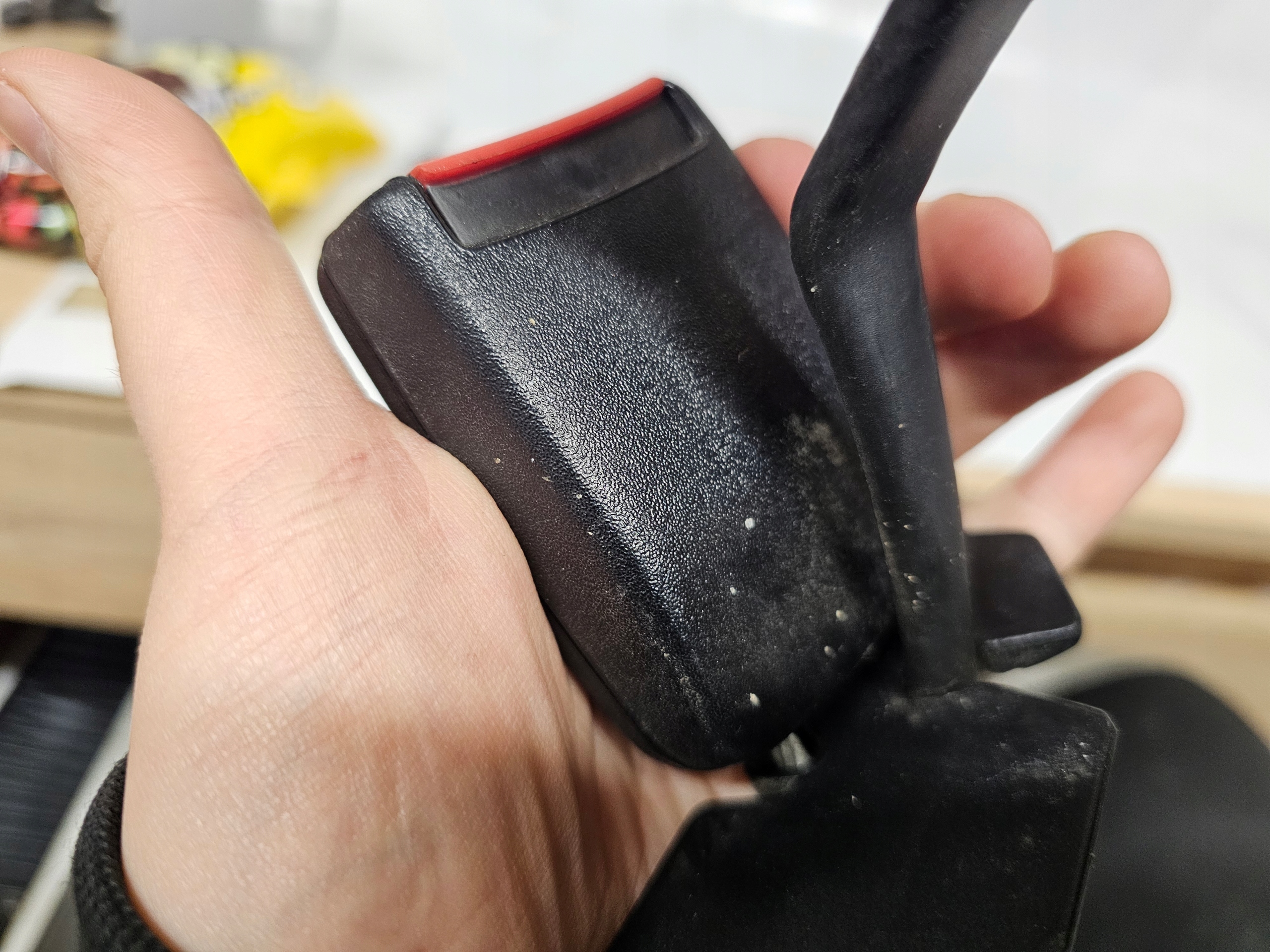 защелка ремня задний Audi A4 B5 8D0857739B